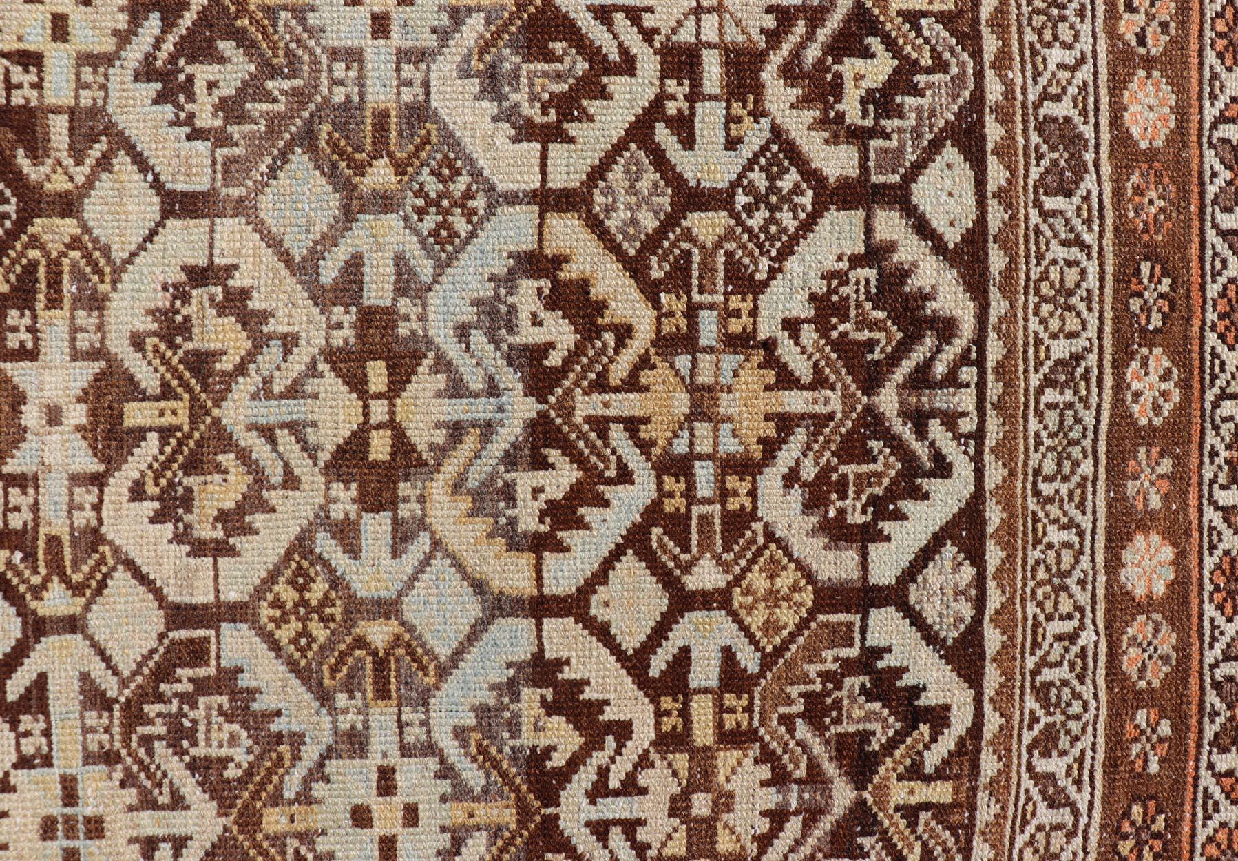 Tapis de couloir de galerie antique kurde avec motif tribal sur toute sa surface en brun et bleu en vente 2