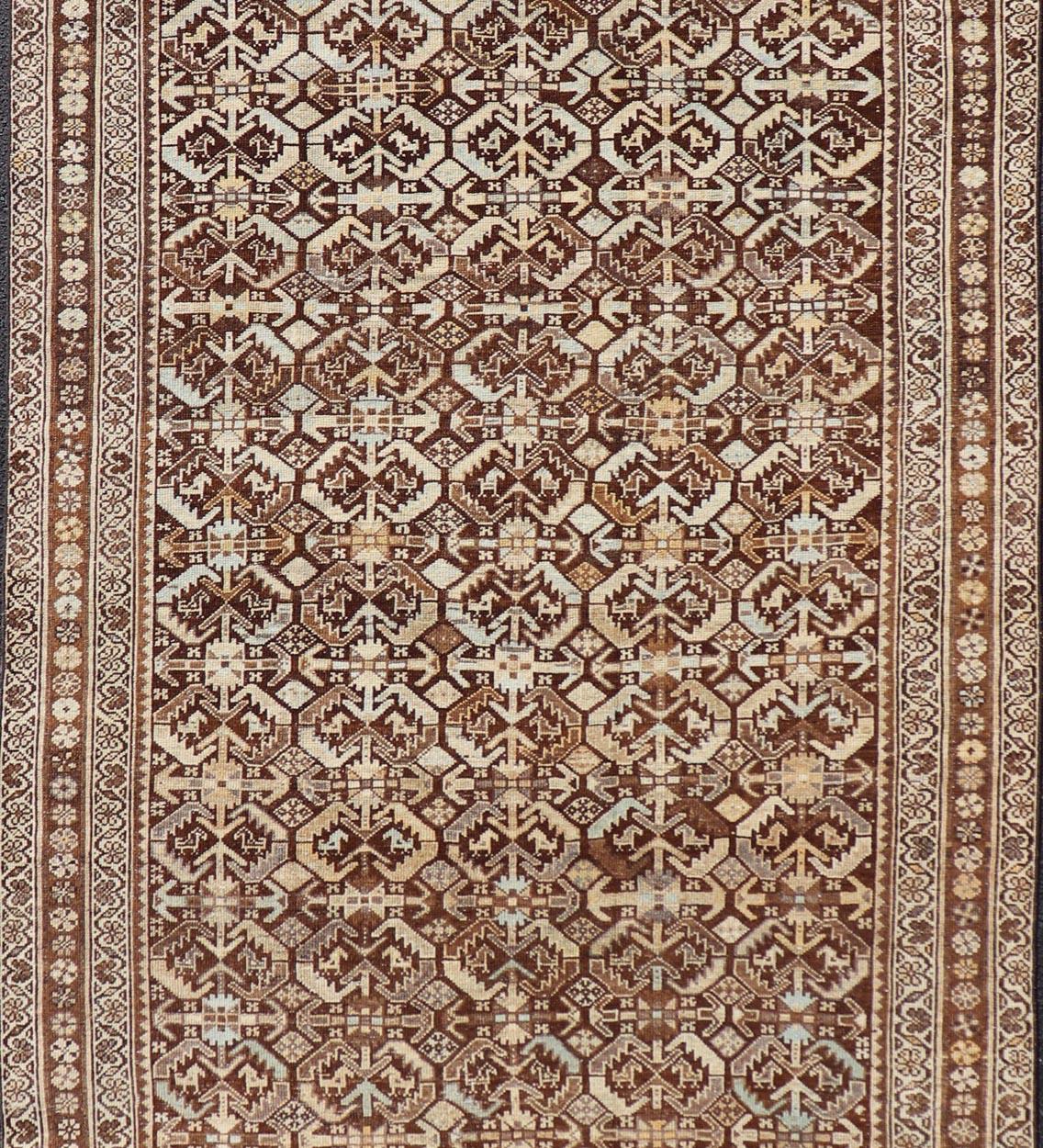 Tapis de couloir de galerie antique kurde avec motif tribal sur toute sa surface en brun et bleu en vente 4
