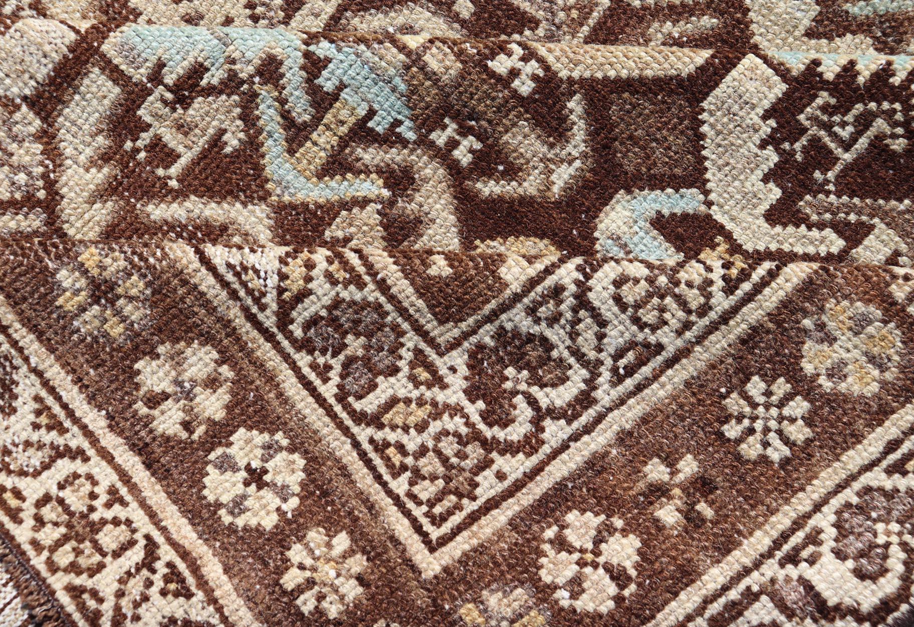 Tapis de couloir de galerie antique kurde avec motif tribal sur toute sa surface en brun et bleu en vente 6