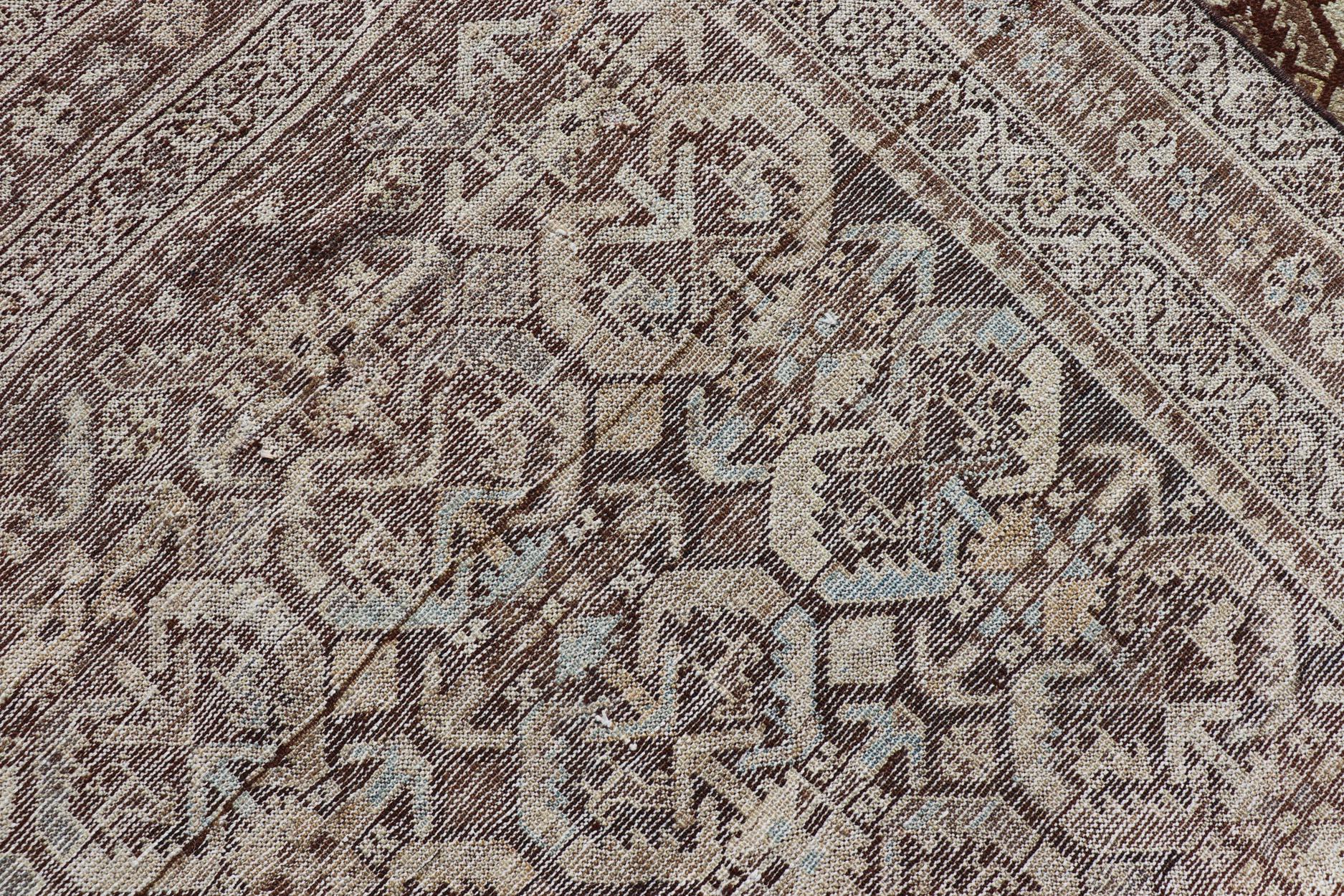Tapis de couloir de galerie antique kurde avec motif tribal sur toute sa surface en brun et bleu en vente 7