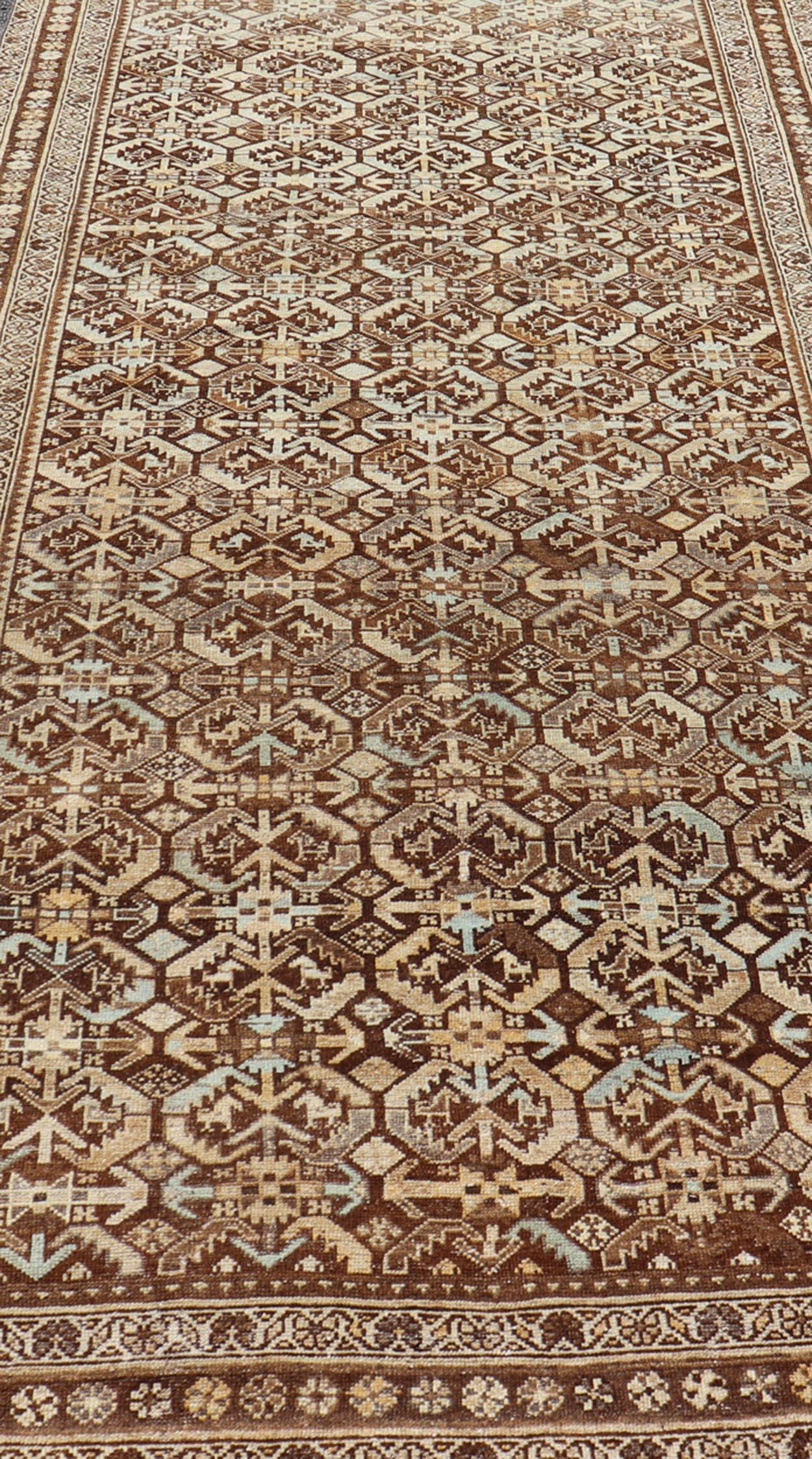 Ancien tapis de galerie kurde avec des motifs géométriques tribaux sur toute la surface.
Keivan Woven Arts / tapis EMB-9501-P13063, pays d'origine / type : Iran / Kurde, vers 1920.

Mesures : 5'3 x 12'4.