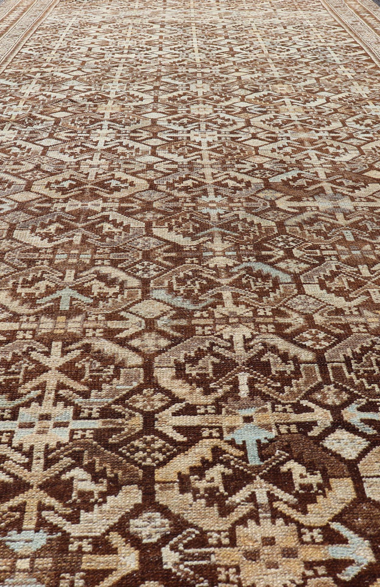 Malayer Tapis de couloir de galerie antique kurde avec motif tribal sur toute sa surface en brun et bleu en vente