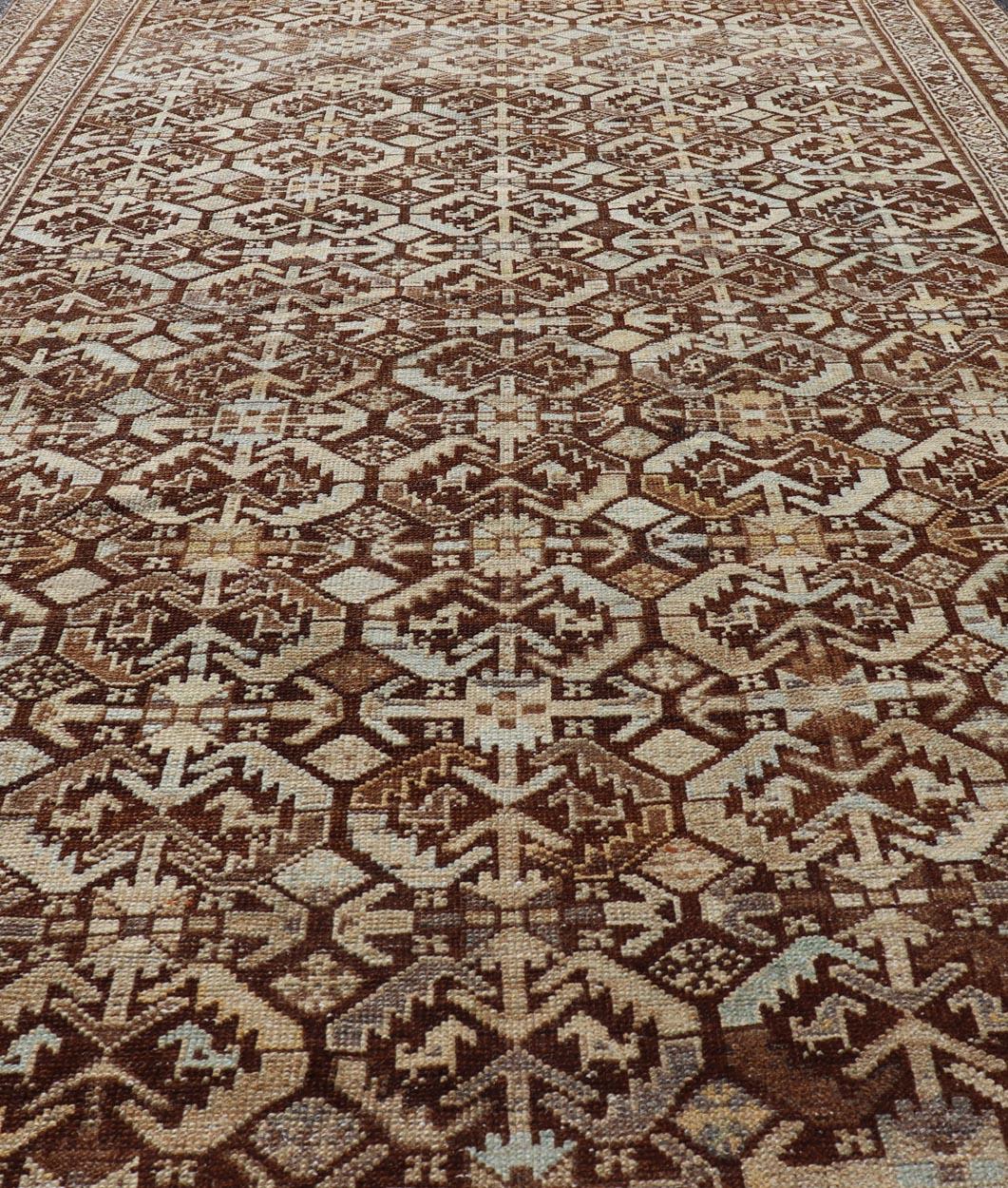 Perse Tapis de couloir de galerie antique kurde avec motif tribal sur toute sa surface en brun et bleu en vente