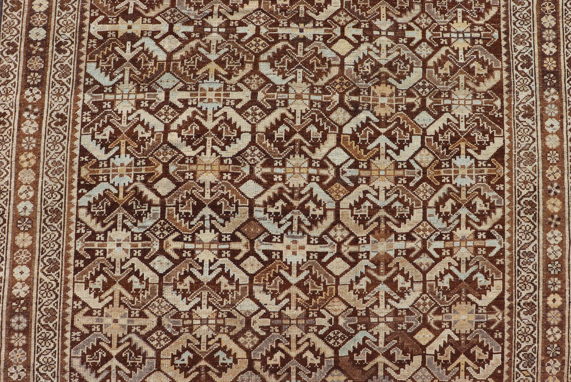 Noué à la main Tapis de couloir de galerie antique kurde avec motif tribal sur toute sa surface en brun et bleu en vente