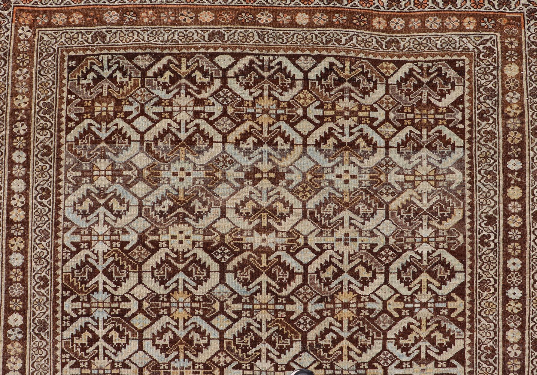 Tapis de couloir de galerie antique kurde avec motif tribal sur toute sa surface en brun et bleu Bon état - En vente à Atlanta, GA