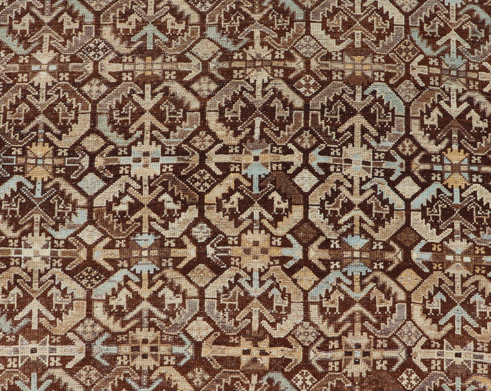 20ième siècle Tapis de couloir de galerie antique kurde avec motif tribal sur toute sa surface en brun et bleu en vente