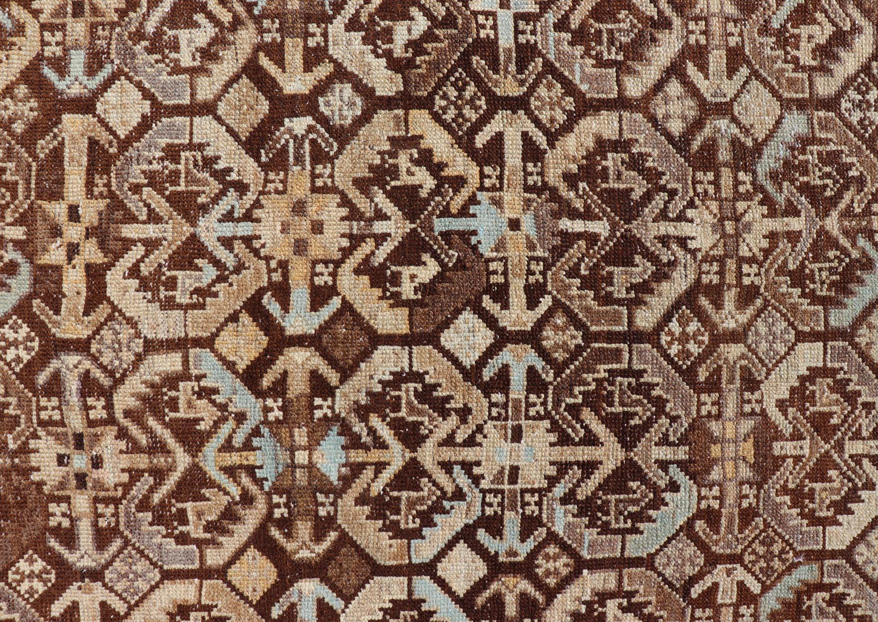 Tapis de couloir de galerie antique kurde avec motif tribal sur toute sa surface en brun et bleu en vente 1
