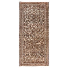 Tapis de couloir de galerie antique kurde avec motif tribal sur toute sa surface en brun et bleu