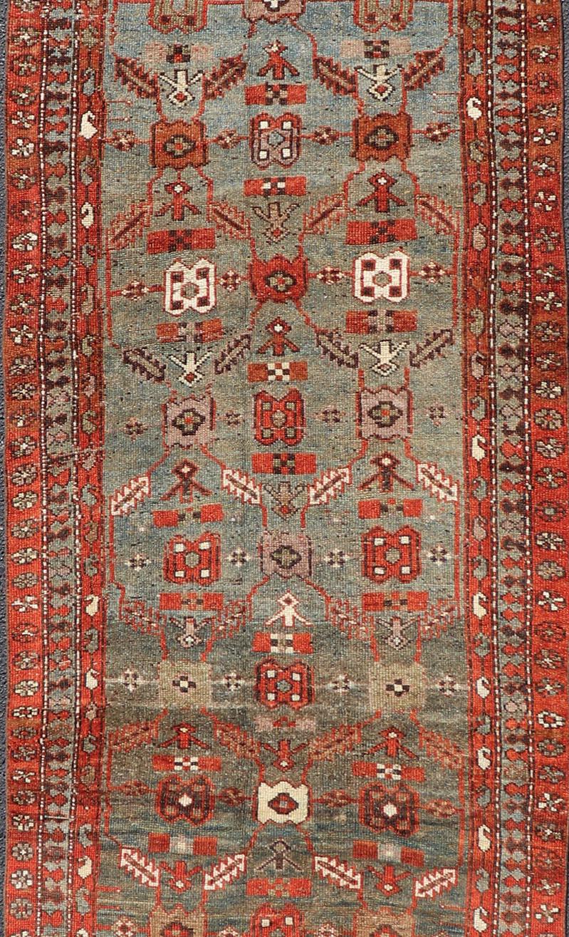 Malayer Runner antico curdo con sfondo vibrante blu-ghiaccio e bordo a più livelli in vendita