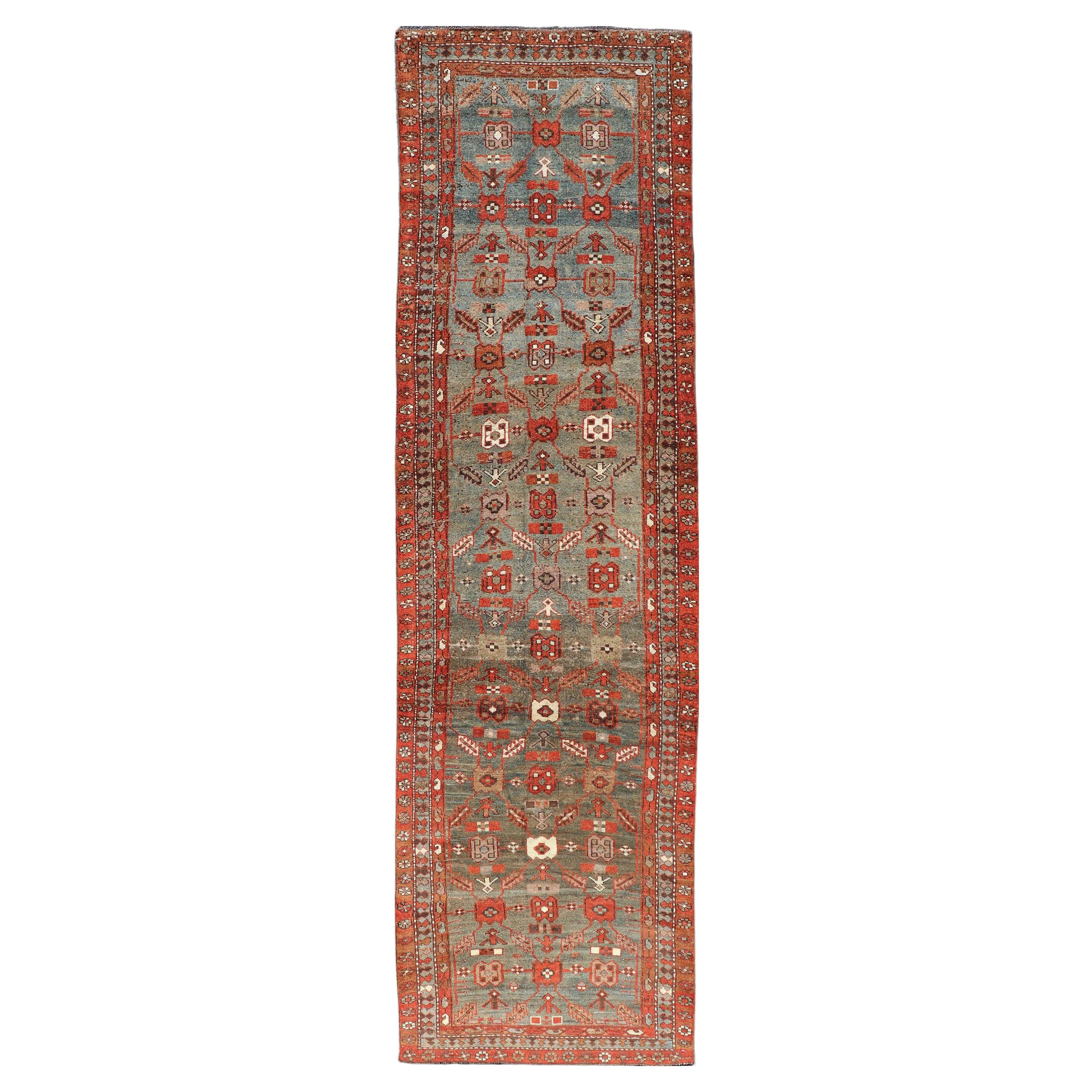 Traves de Mesa Antiguo Kurdo con Fondo Azul-Teal Vibrante y Cenefa de Varias Líneas