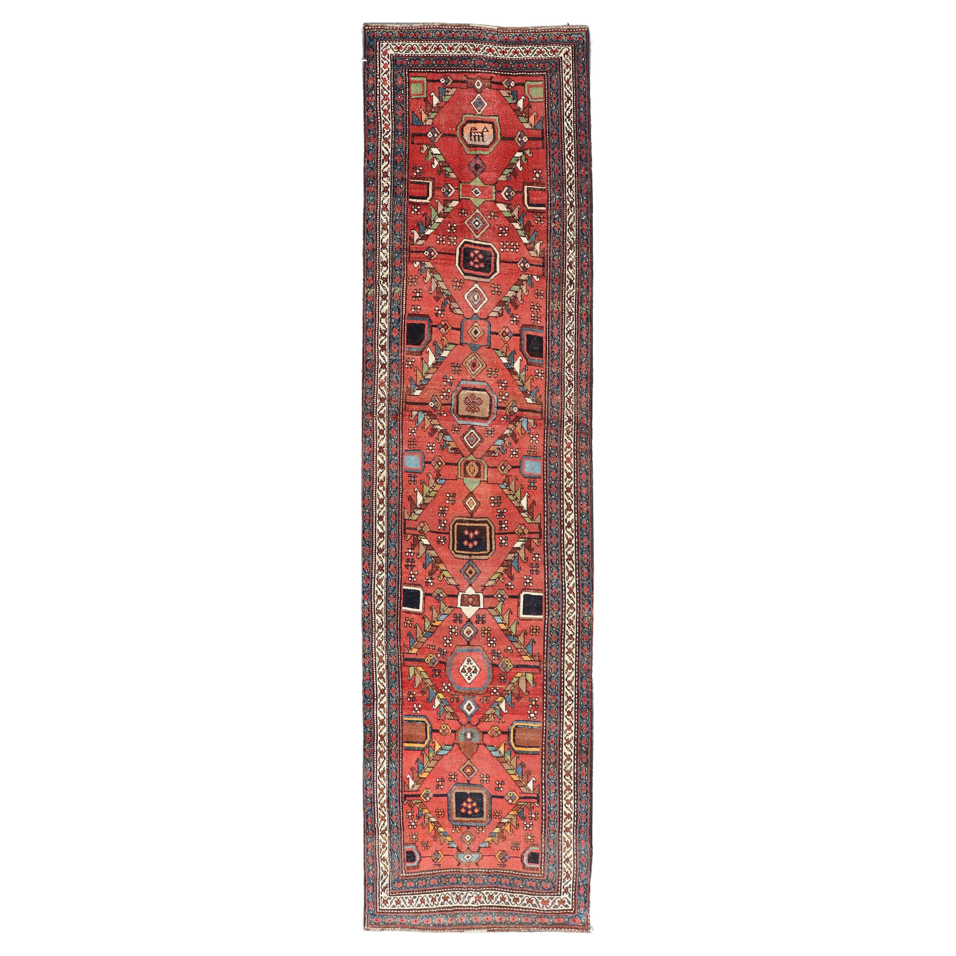 Alfombra antigua kurda con fondo rojo vivo y borde de varios niveles en venta