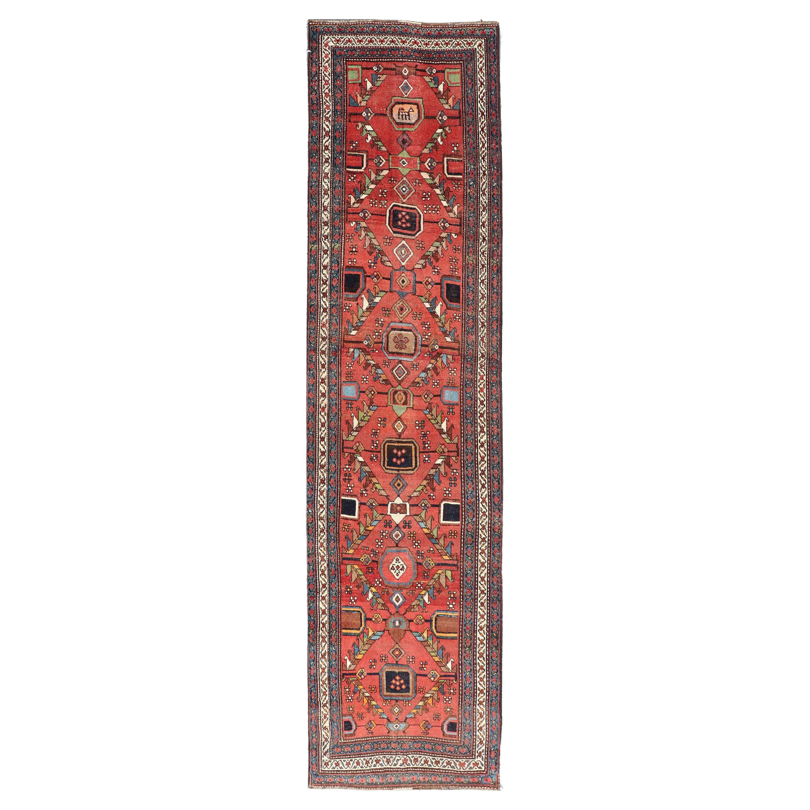 Tapis de couloir antique kurde à fond rouge vif et bordure à plusieurs niveaux