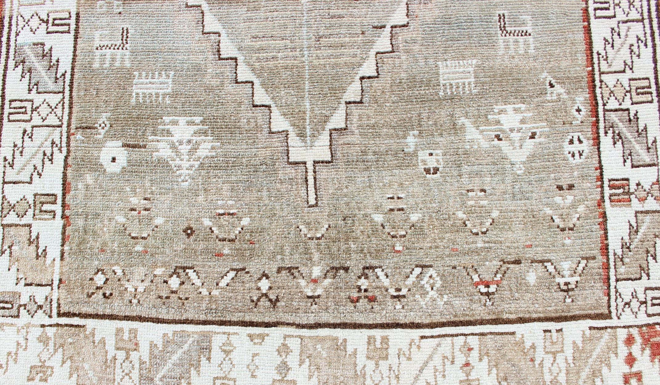 Kurdischer antiker Läufer mit Stammesmuster in Hellgrün, Taupe und Orange-Rot im Angebot 3