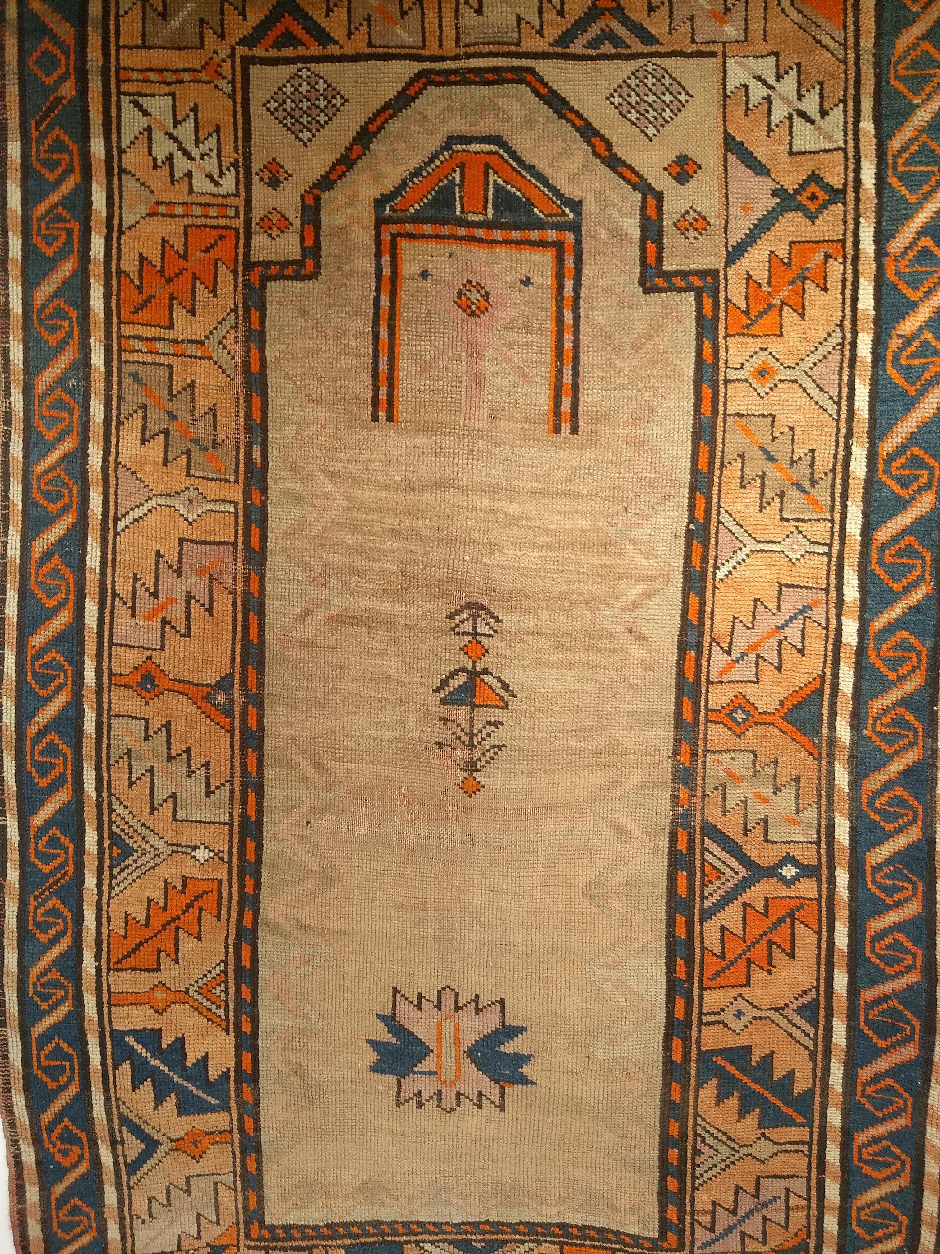Alfombra kurda vintage con motivo de oración en pelo de camello, teja, azul marino y lavanda en venta 3