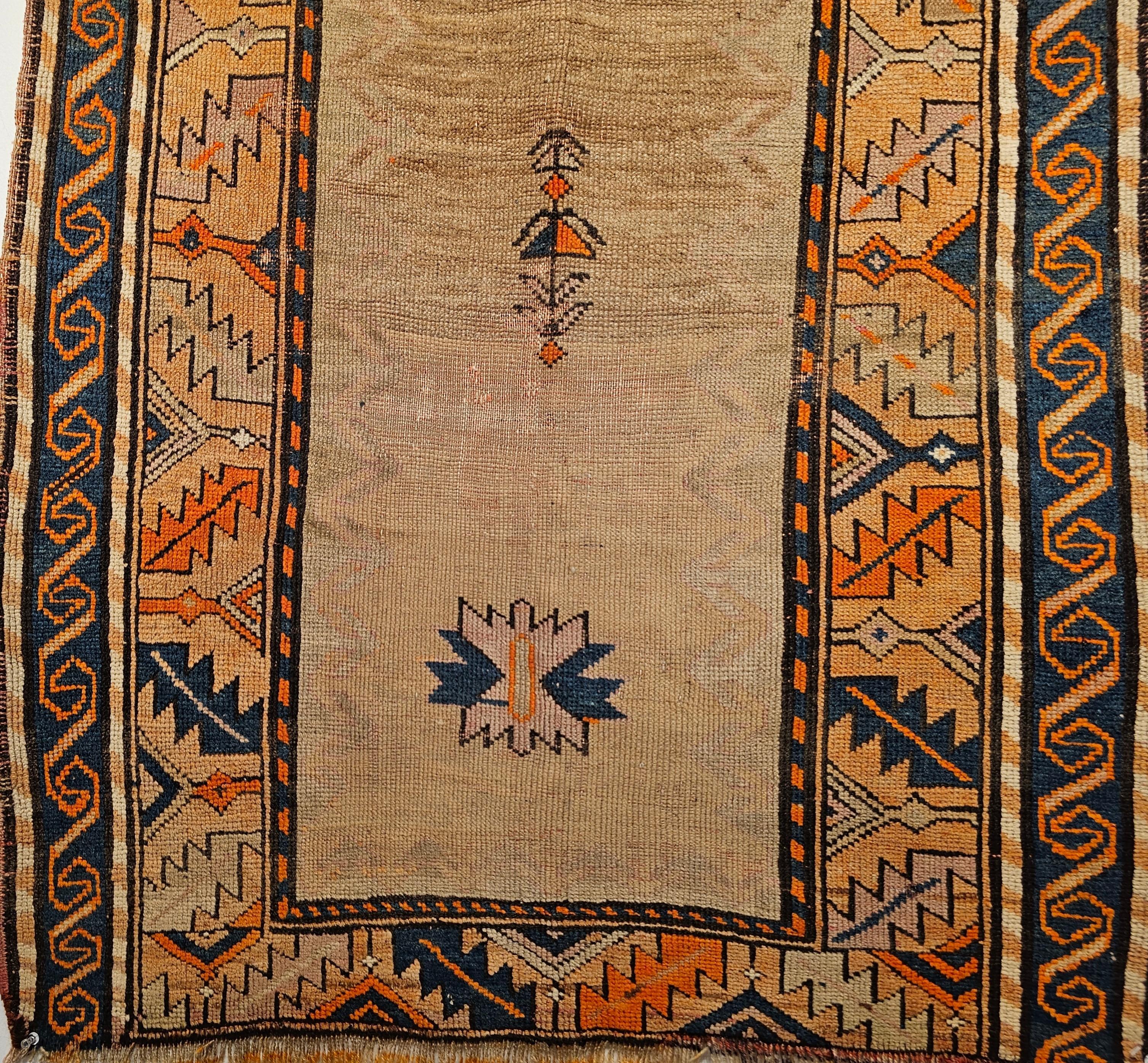 Alfombra kurda vintage con motivo de oración en pelo de camello, teja, azul marino y lavanda Lana en venta