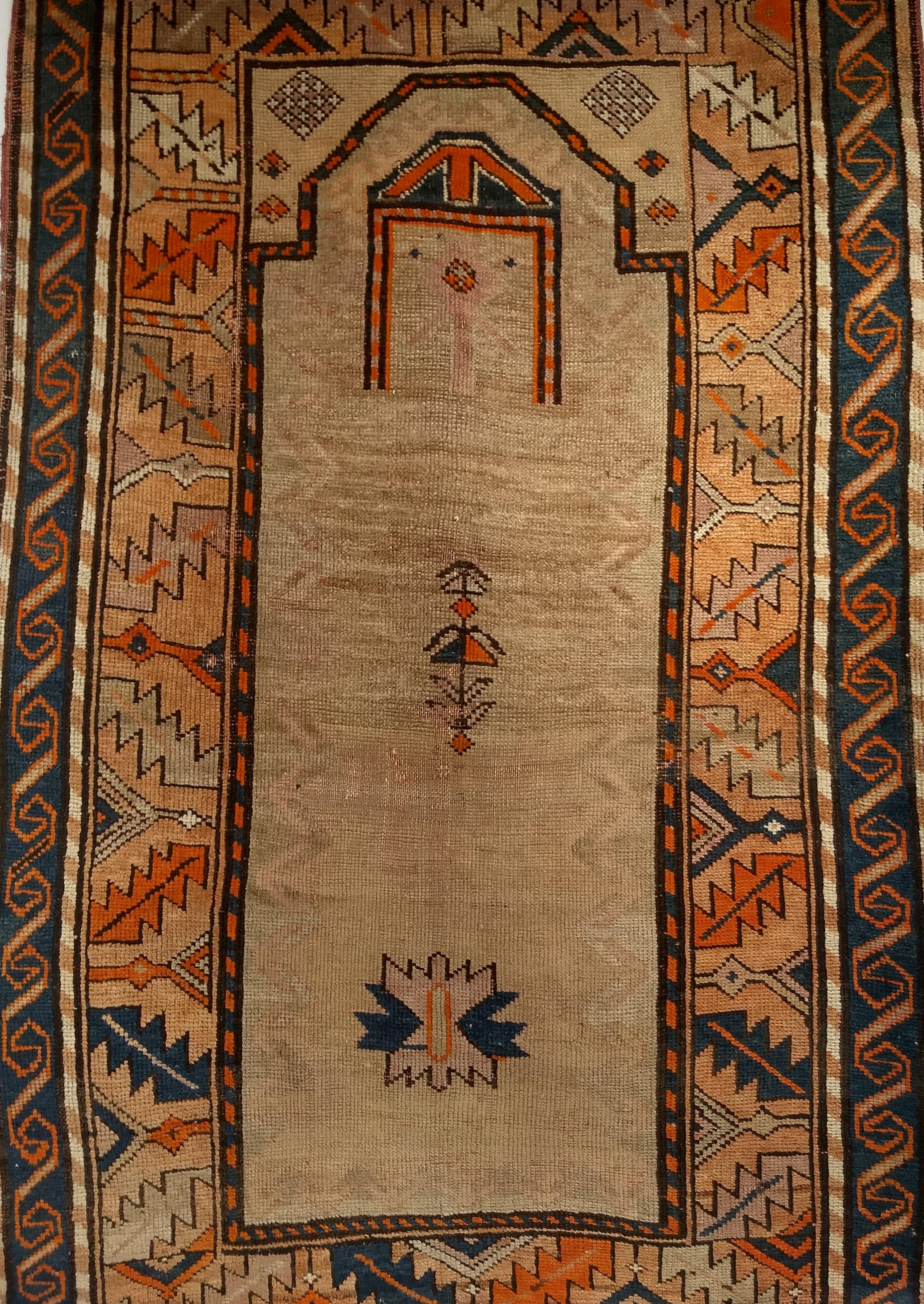Alfombra kurda vintage con motivo de oración en pelo de camello, teja, azul marino y lavanda en venta 1