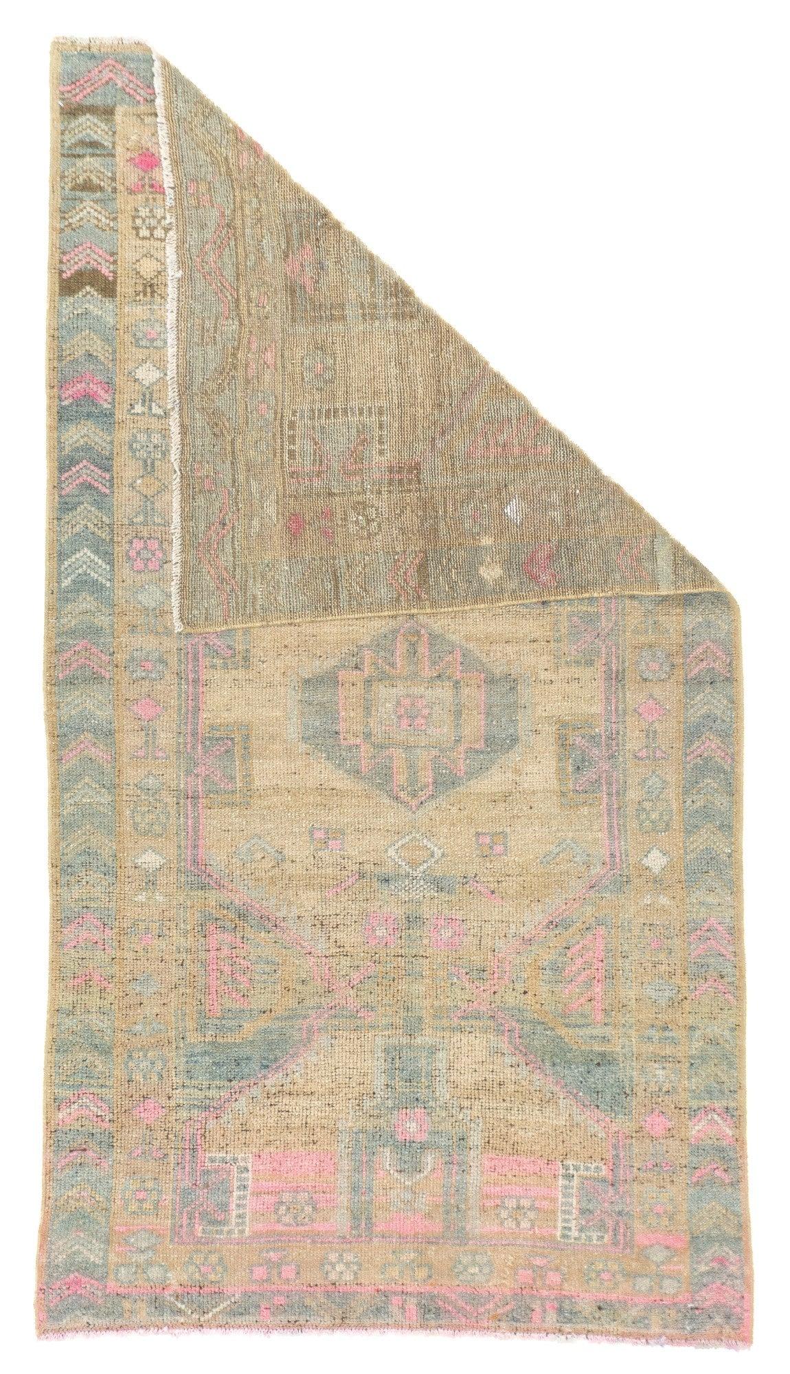 Tapis kurde 3'2'' x 5'10''.