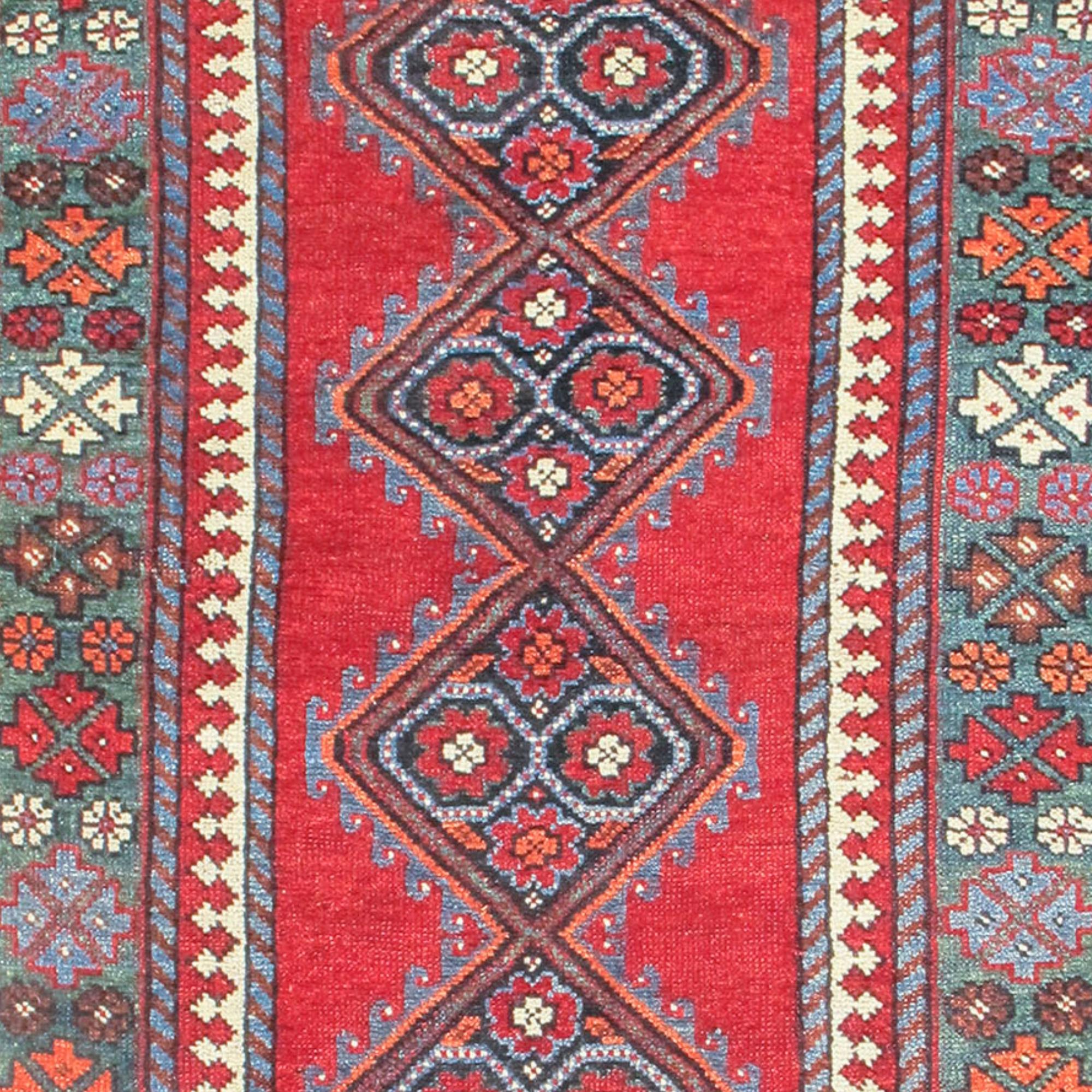 Antiker roter geometrischer Kurdenteppich, um 1900

Zusätzliche Informationen:
Abmessungen: 6'7