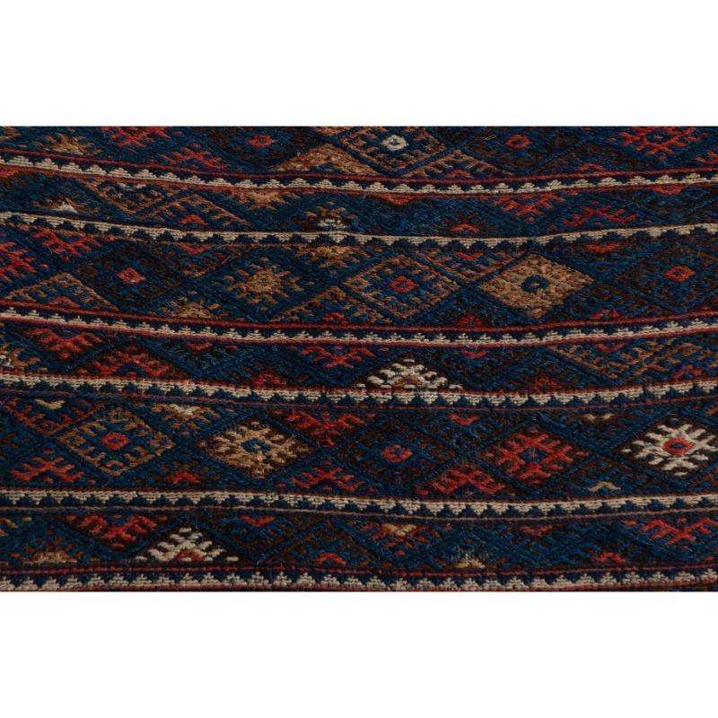 Ces coussins de piégeage kurdes Soumak sont fabriqués à partir de tapis Soumak qui sont tissés de manière épaisse, avec de la couleur et des motifs sur le dessus et un dessous plus rugueux - une technique qui est reflétée par la face décorative et