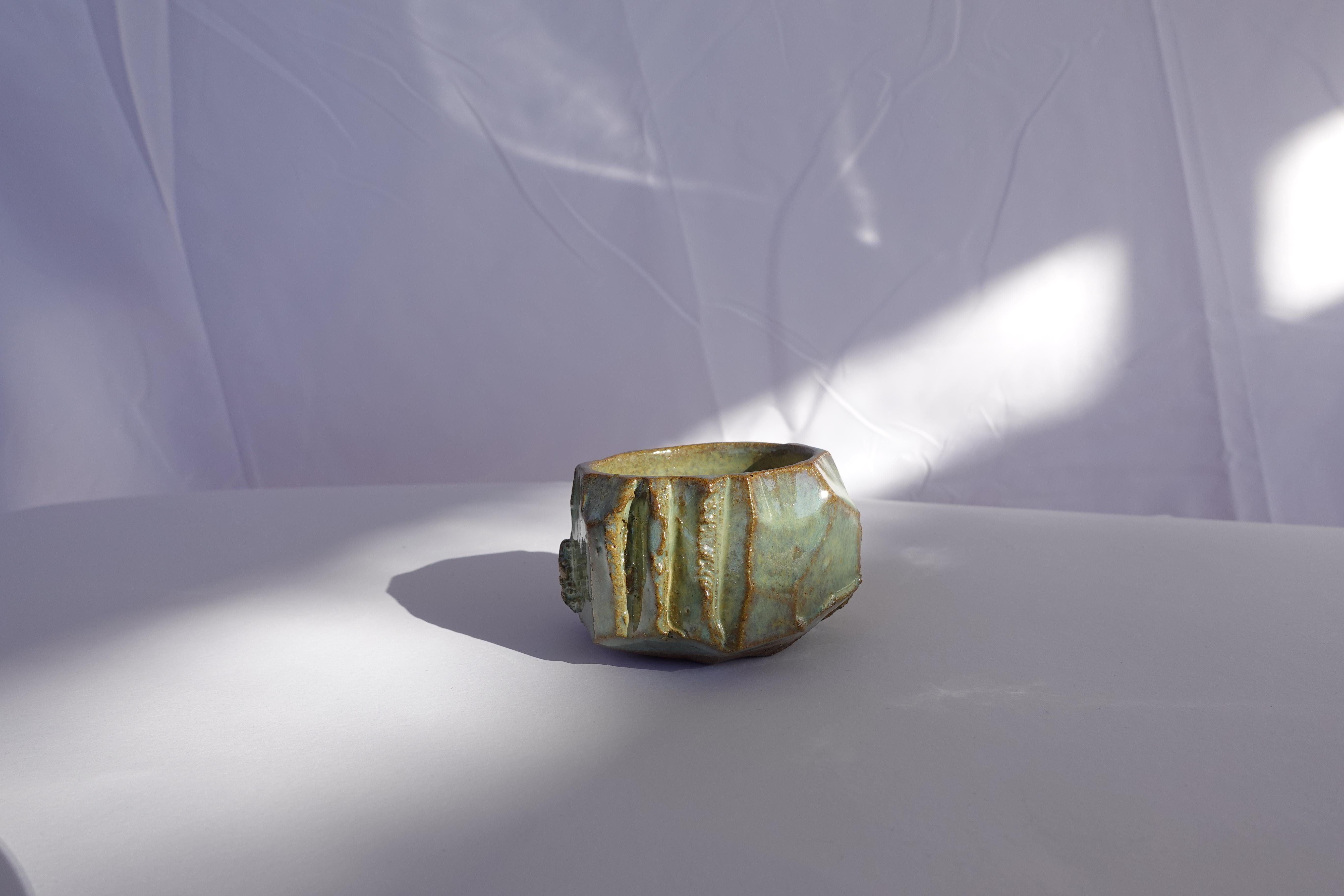 XXIe siècle et contemporain Tasse à expresso sculptée Kurinuki - Vase en grès Wabi-Sabi en vente