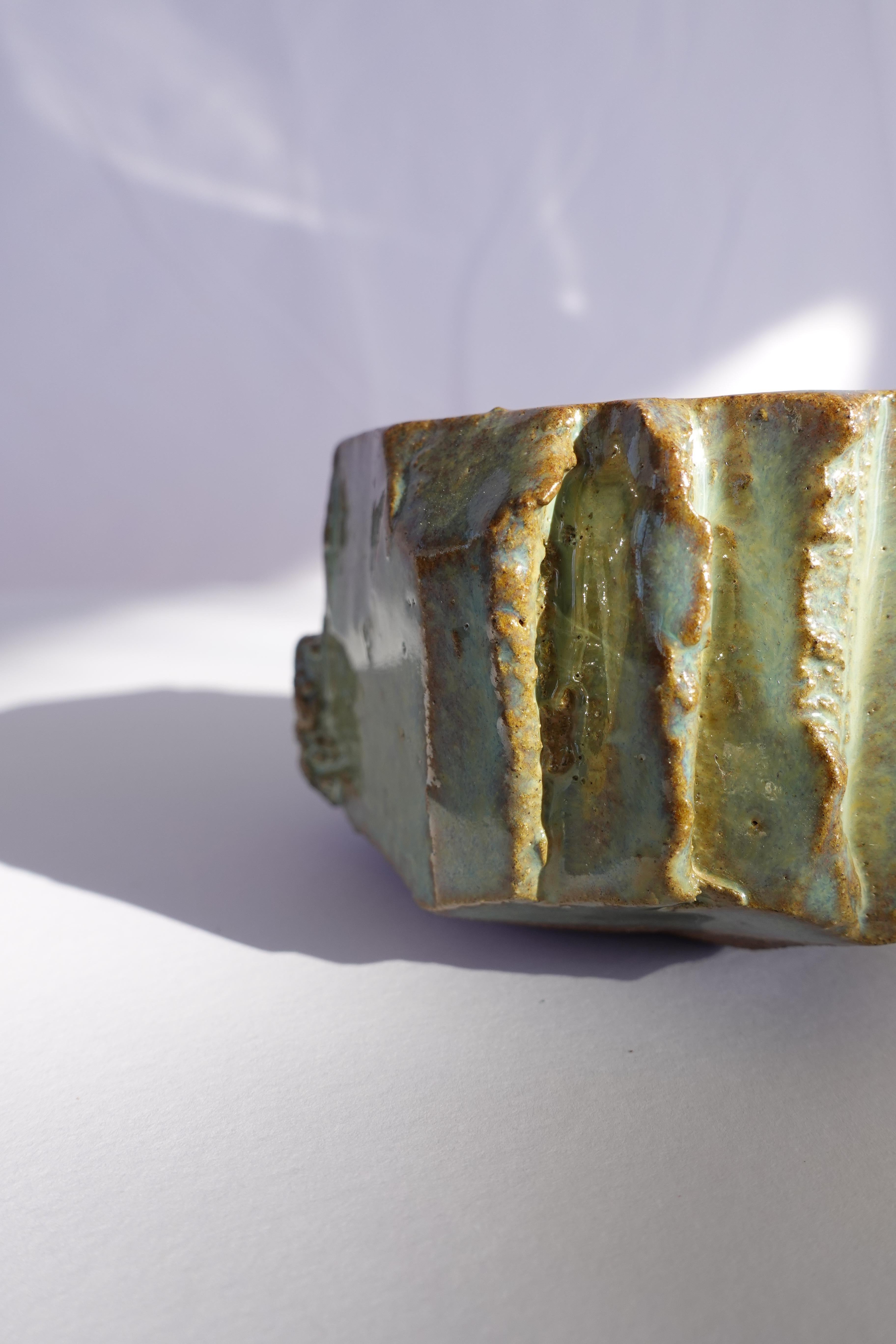 Tasse à expresso sculptée Kurinuki - Vase en grès Wabi-Sabi en vente 4