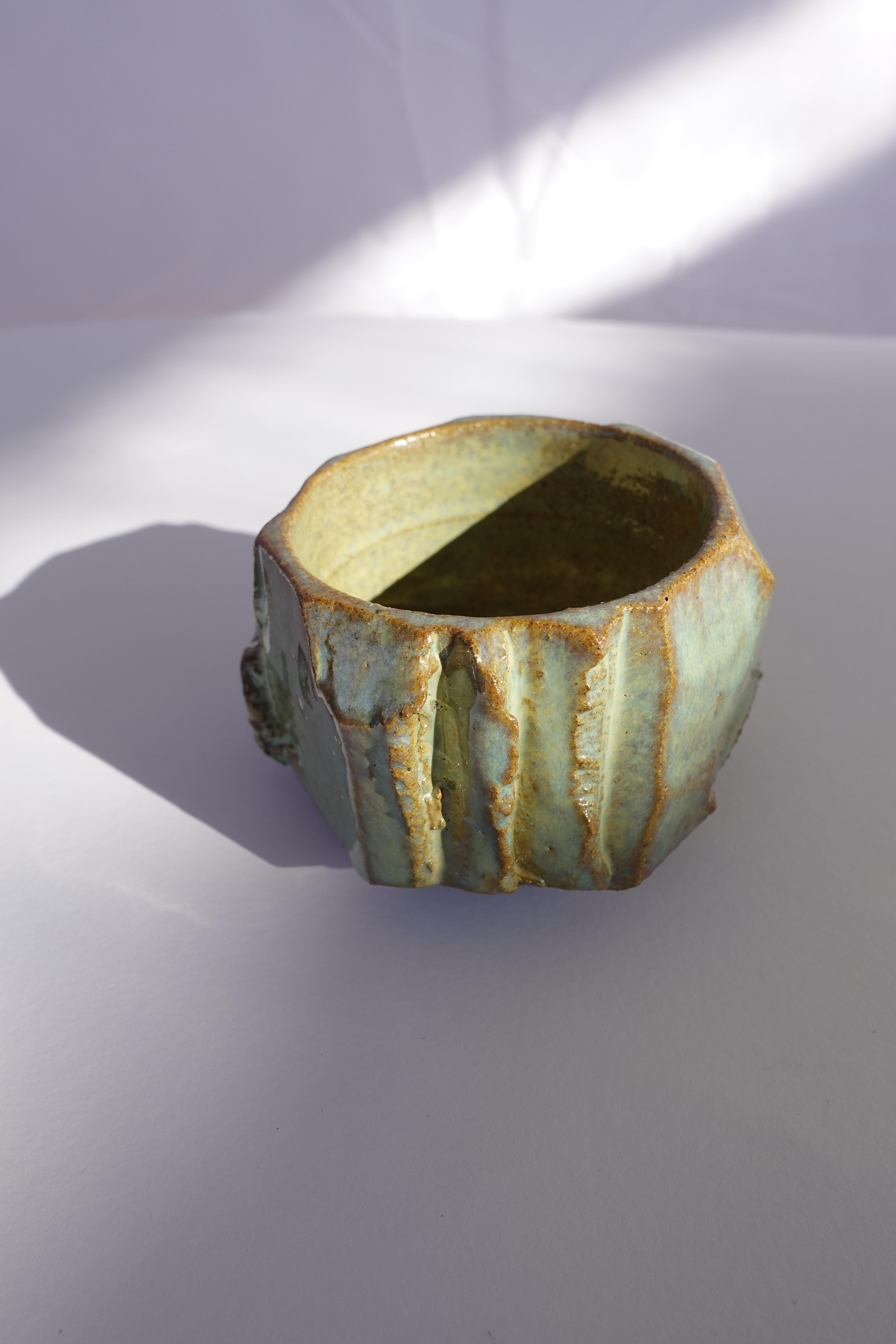 Tasse à expresso sculptée Kurinuki - Vase en grès Wabi-Sabi en vente 8