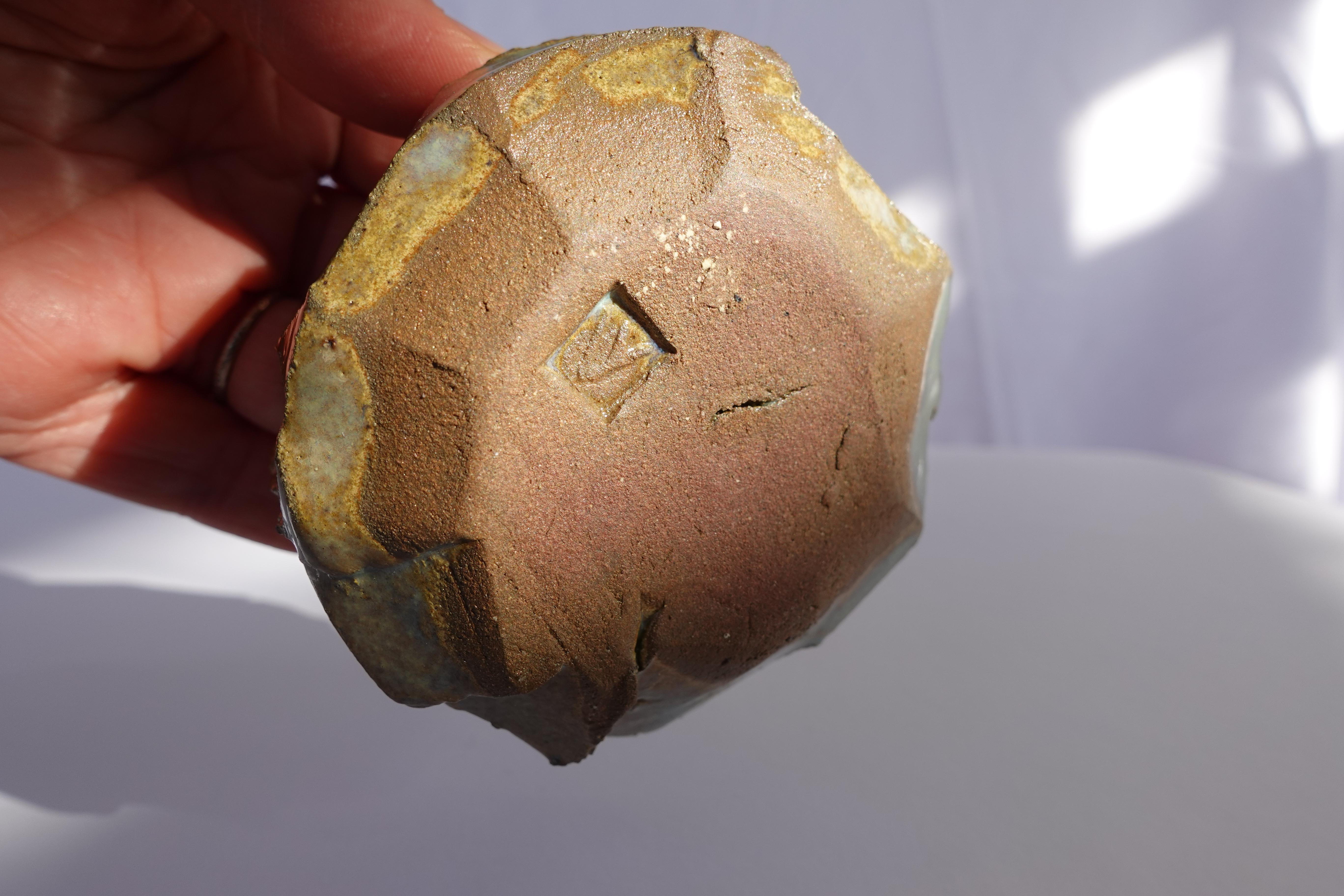 Tasse à expresso sculptée Kurinuki - Vase en grès Wabi-Sabi en vente 10