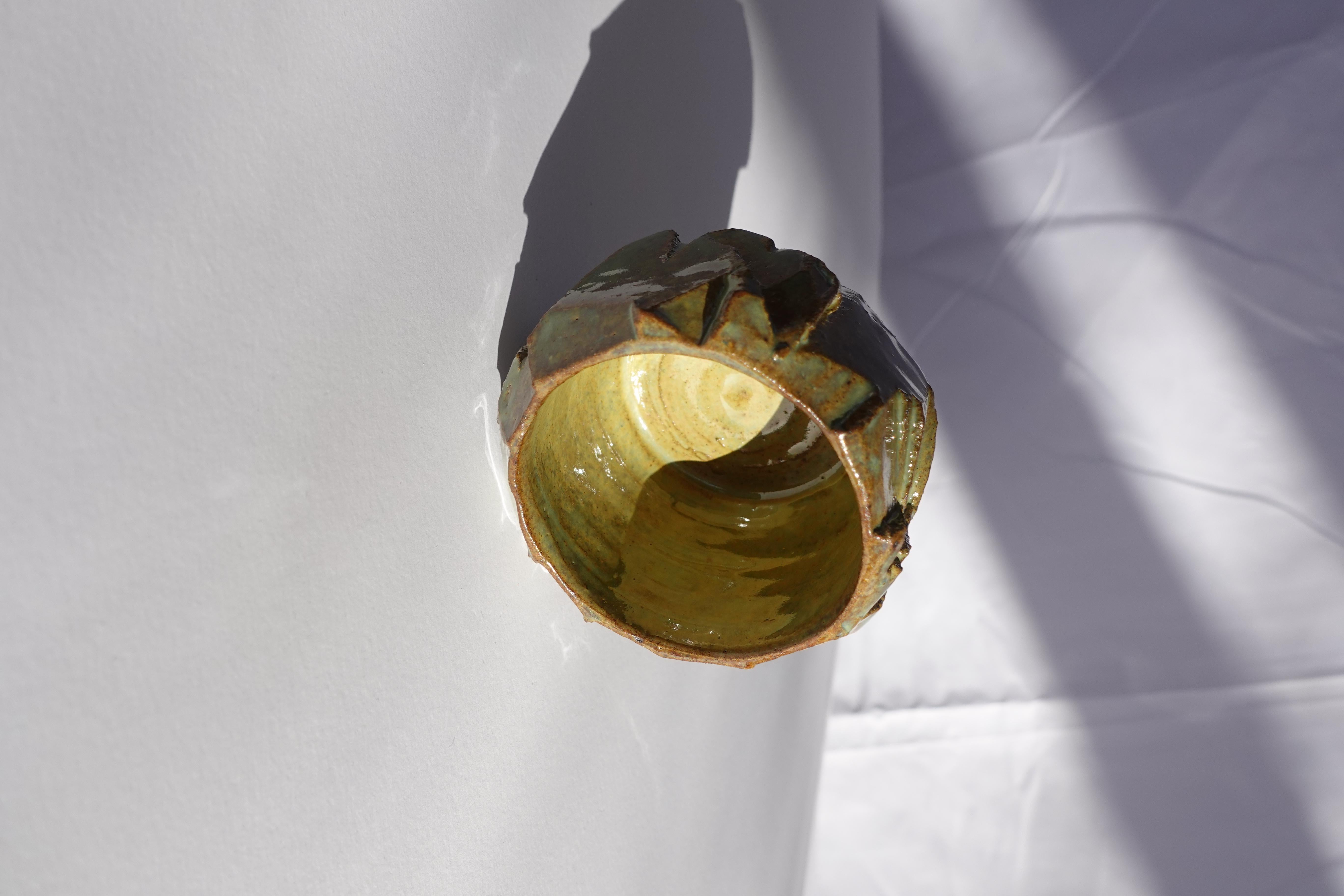 Cette tasse à expresso a d'abord été tournée au tour, puis méticuleusement sculptée à la main selon la technique traditionnelle du kurinuki, permettant à la forme d'émerger intuitivement de l'argile. Chaque angle, arête et surface texturée révèle un