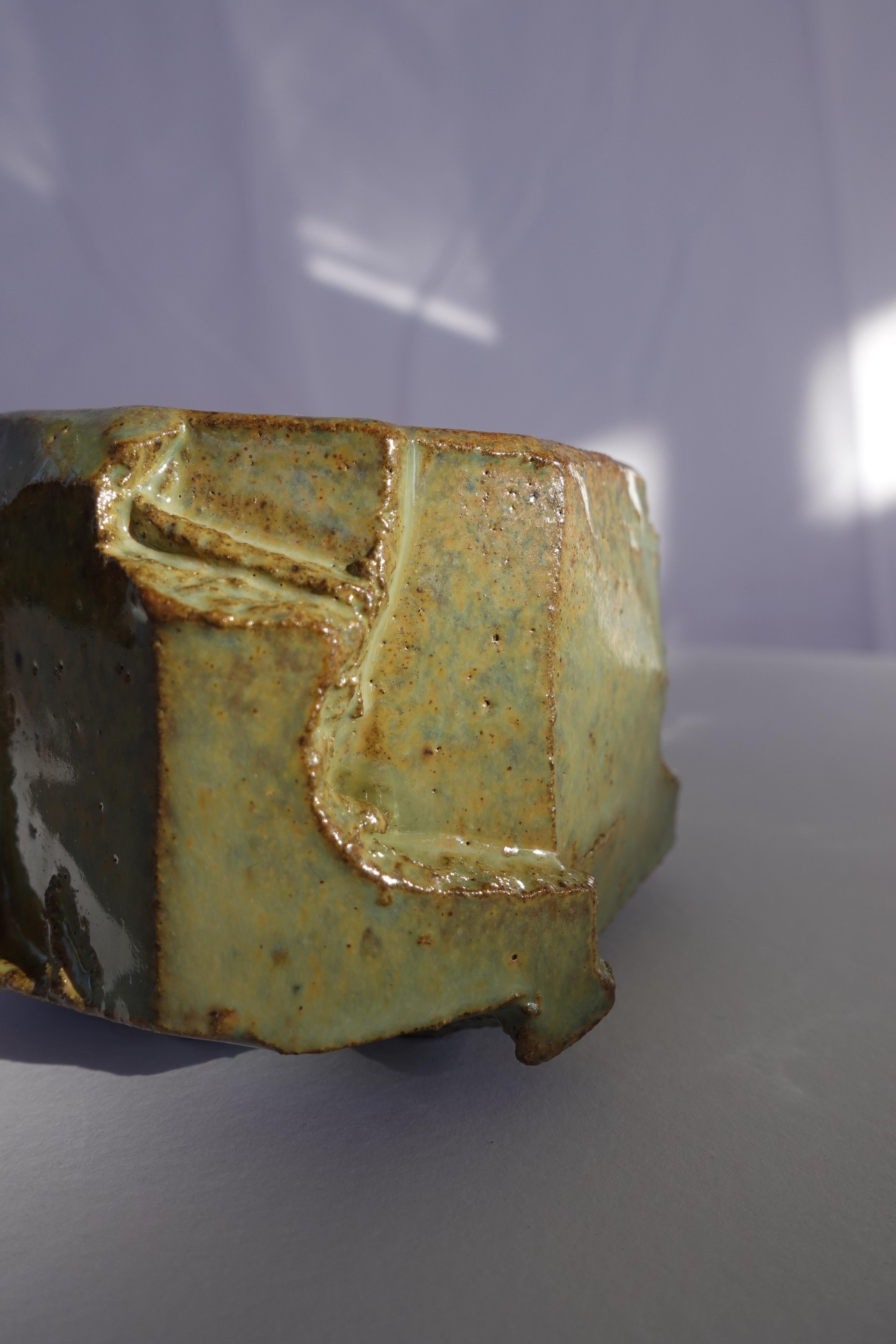 Français Coupe sculptée Kurinuki par Audrey Vo Van - Grès - Wabi-Sabi en vente