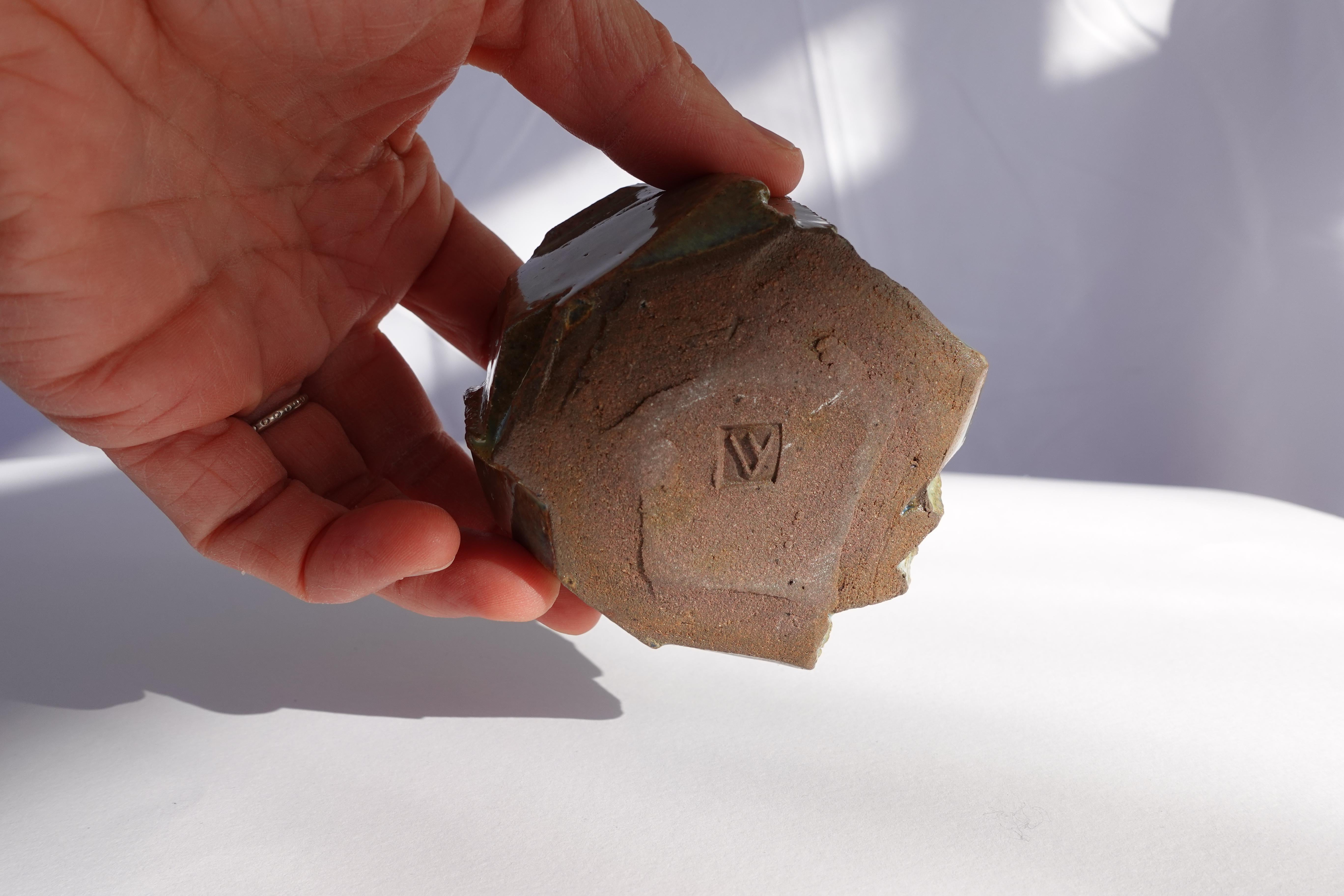 Français Coupe sculptée Kurinuki par Audrey Vo Van - Grès - Wabi-Sabi en vente