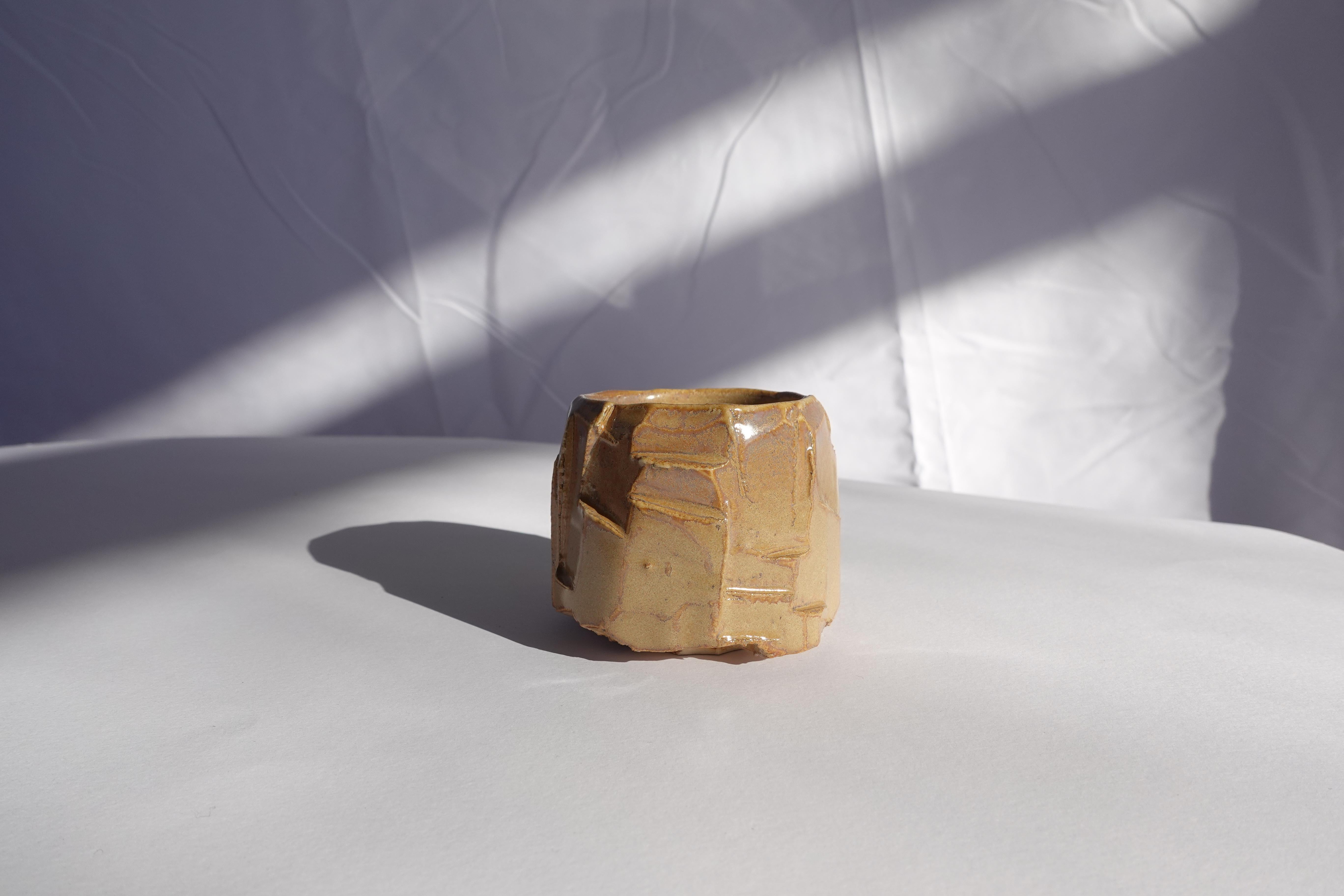 Français Coupe sculptée Kurinuki par Audrey Vo Van - Grès - Wabi-Sabi en vente