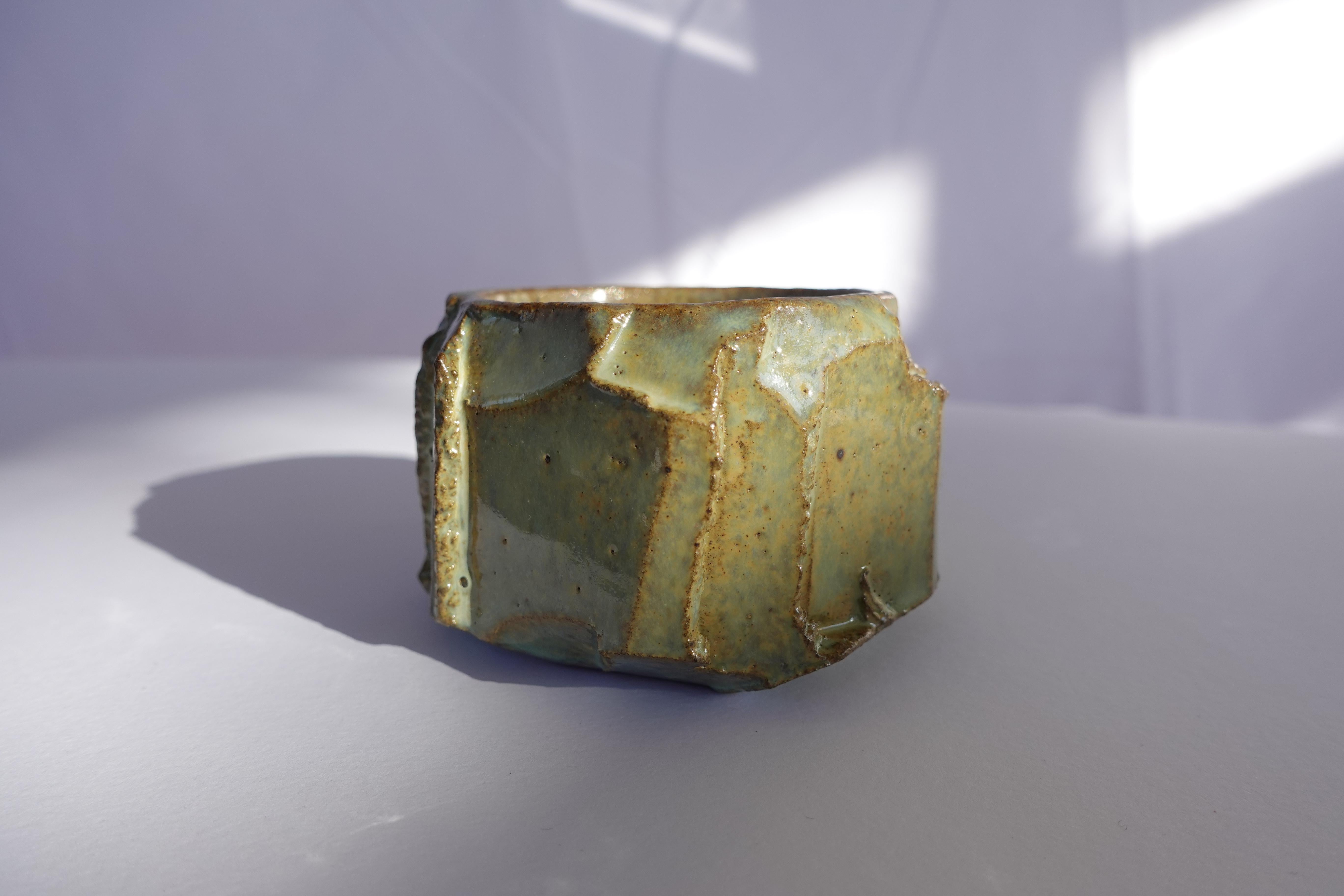 Sculpté à la main Coupe sculptée Kurinuki par Audrey Vo Van - Grès - Wabi-Sabi en vente