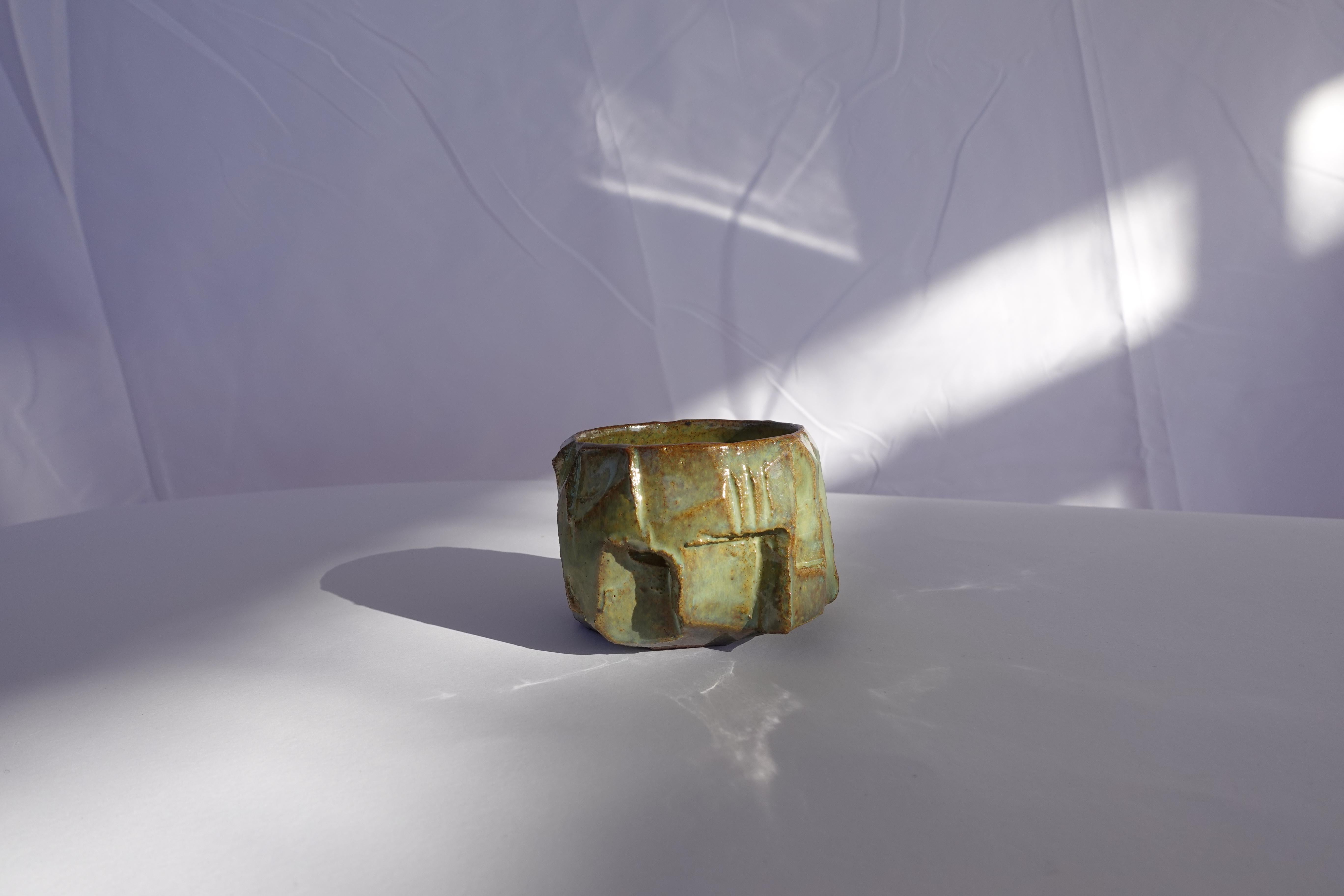 Sculpté à la main Coupe sculptée Kurinuki par Audrey Vo Van - Grès - Wabi-Sabi en vente