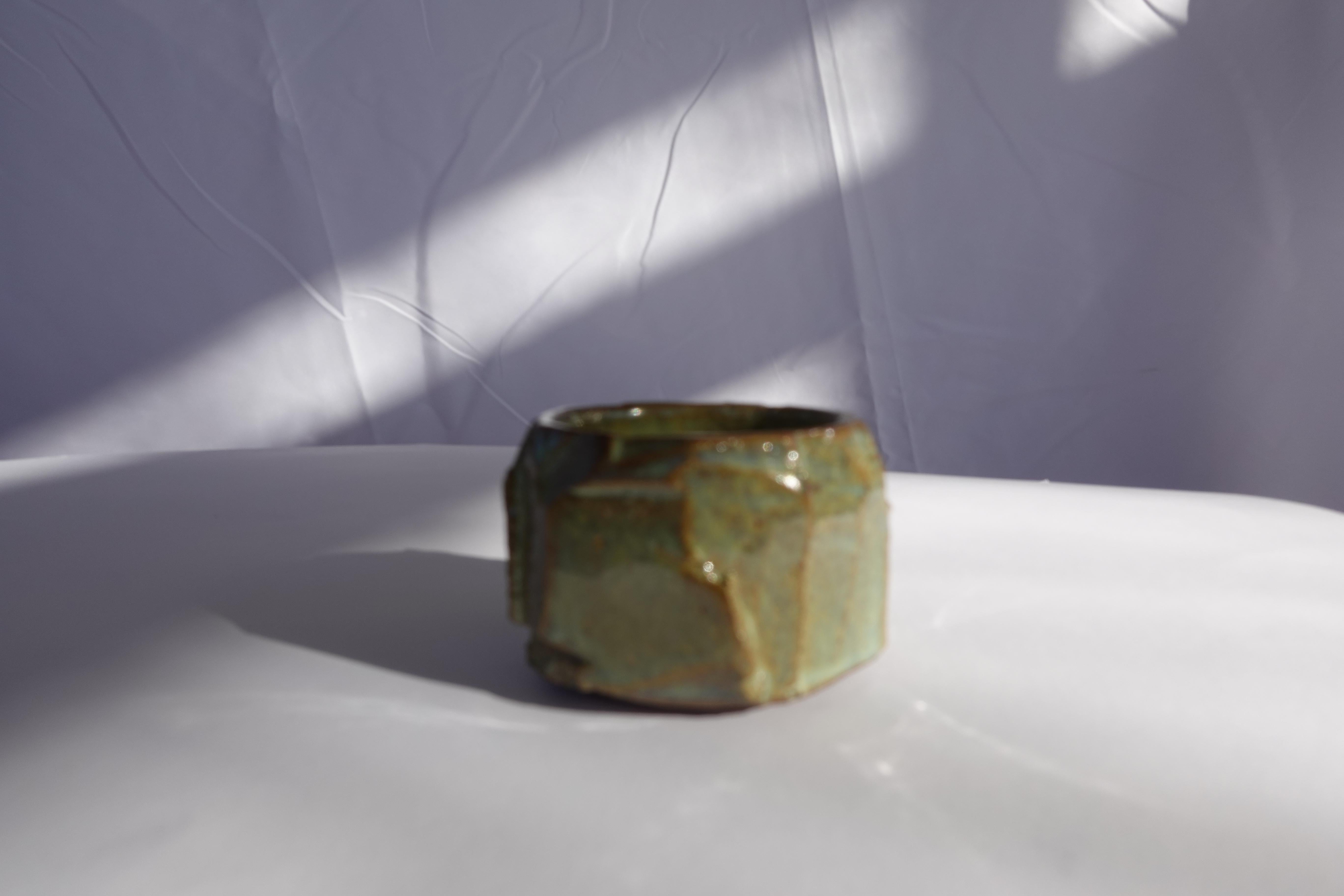 Sculpté à la main Coupe sculptée Kurinuki par Audrey Vo Van - Grès - Wabi-Sabi en vente