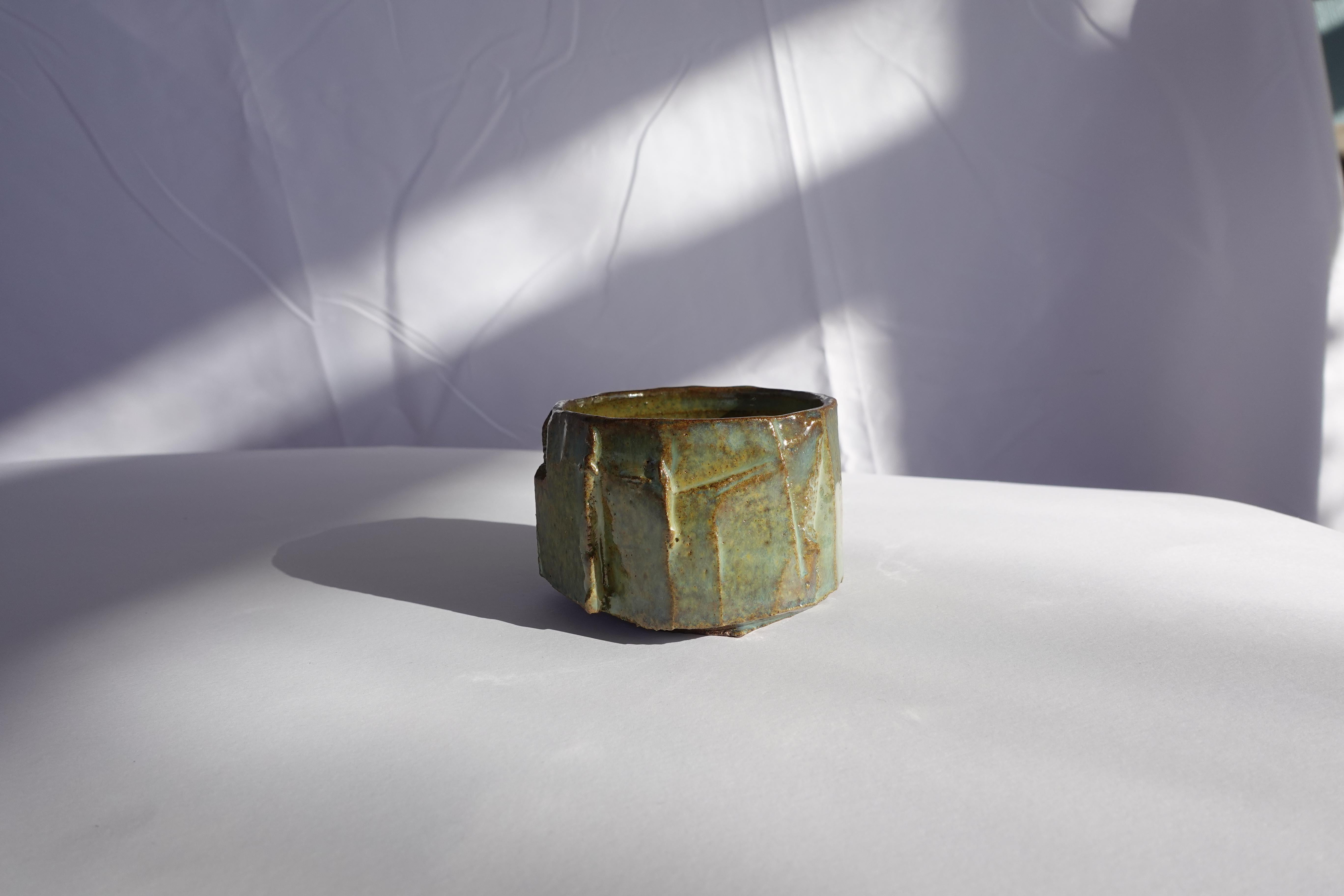 Sculpté à la main Coupe sculptée Kurinuki par Audrey Vo Van - Grès - Wabi-Sabi en vente