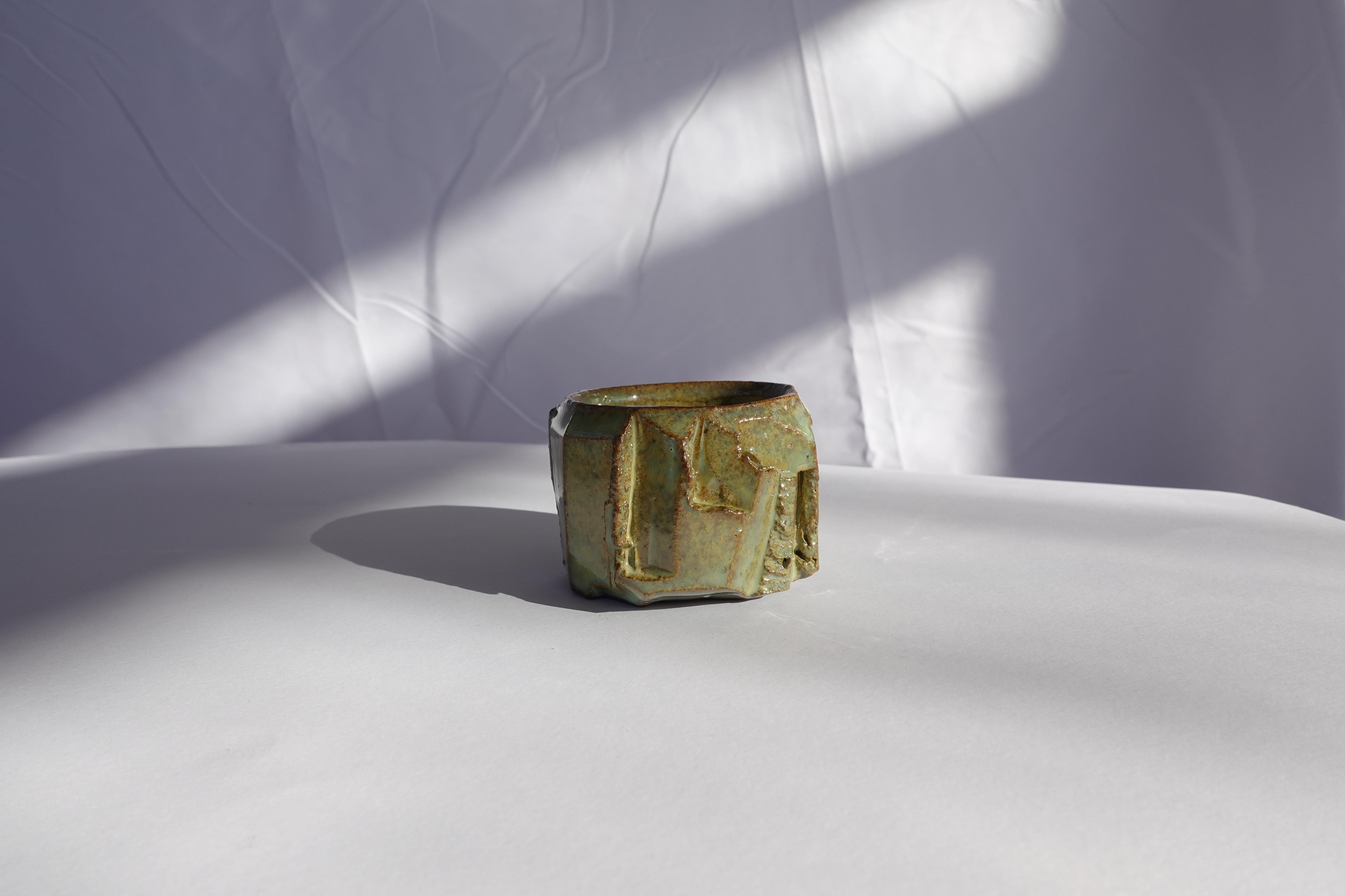 Sculpté à la main Coupe sculptée Kurinuki par Audrey Vo Van - Grès - Wabi-Sabi en vente