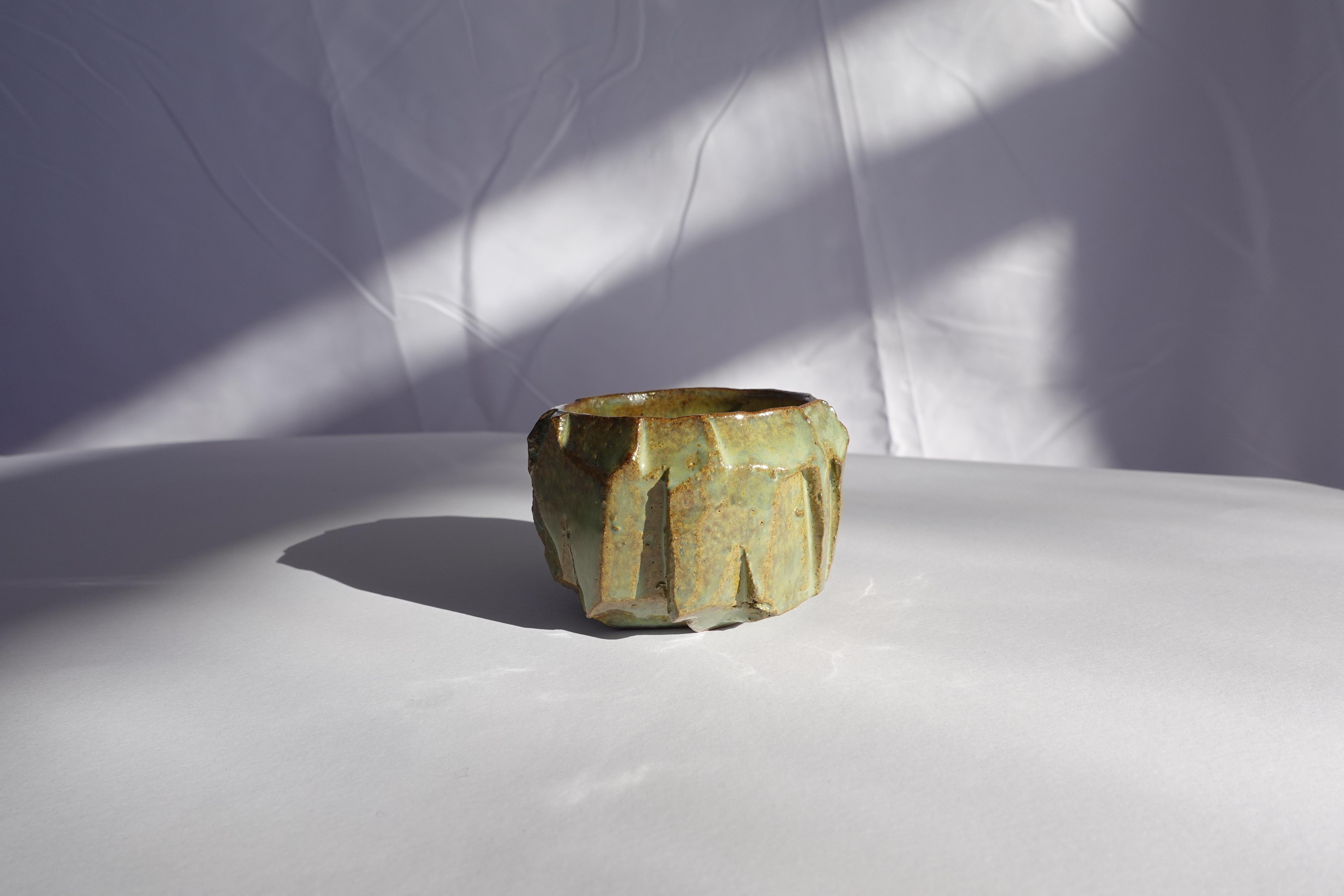 Sculpté à la main Coupe sculptée Kurinuki par Audrey Vo Van - Grès - Wabi-Sabi en vente