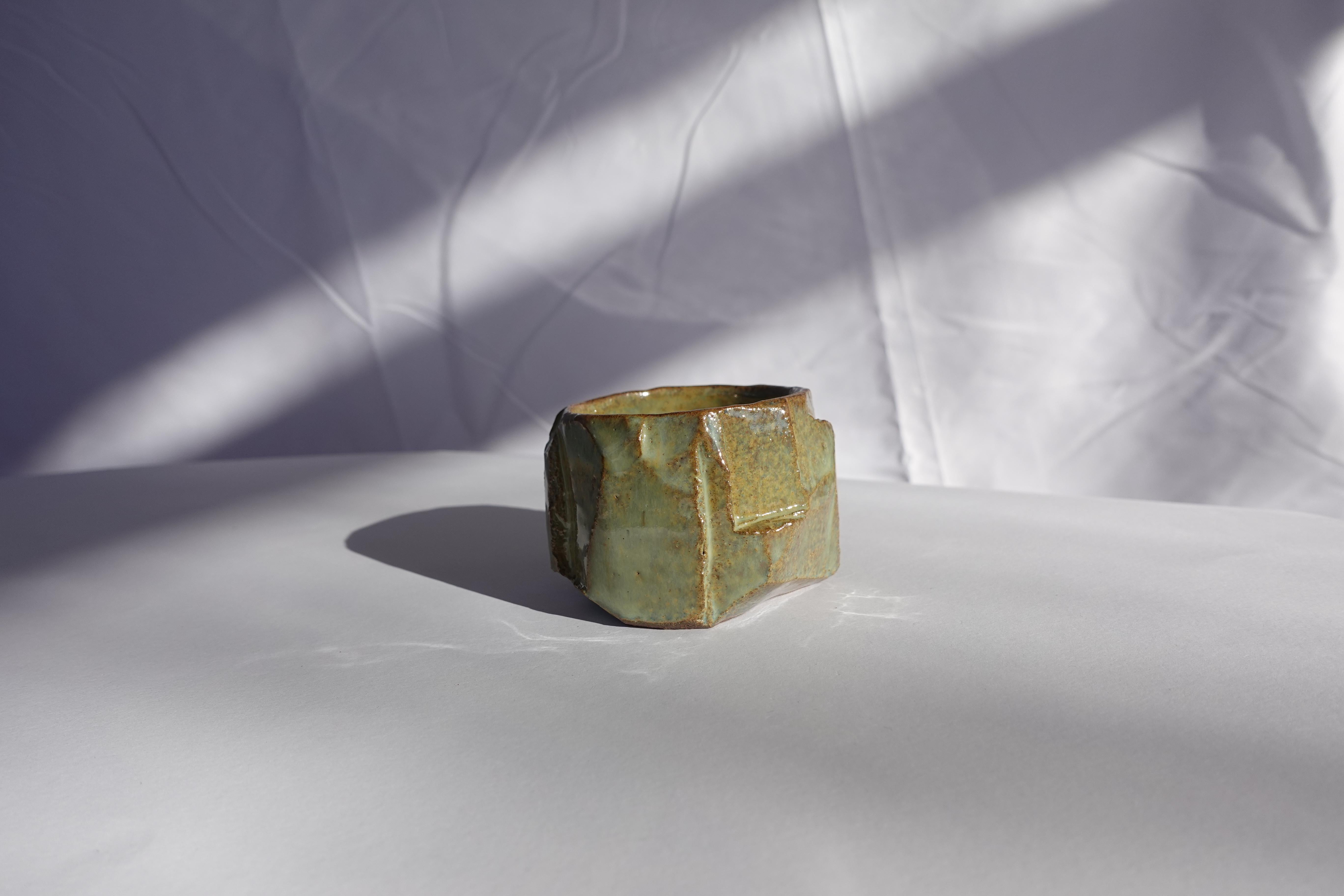 Sculpté à la main Coupe sculptée Kurinuki par Audrey Vo Van - Grès - Wabi-Sabi en vente