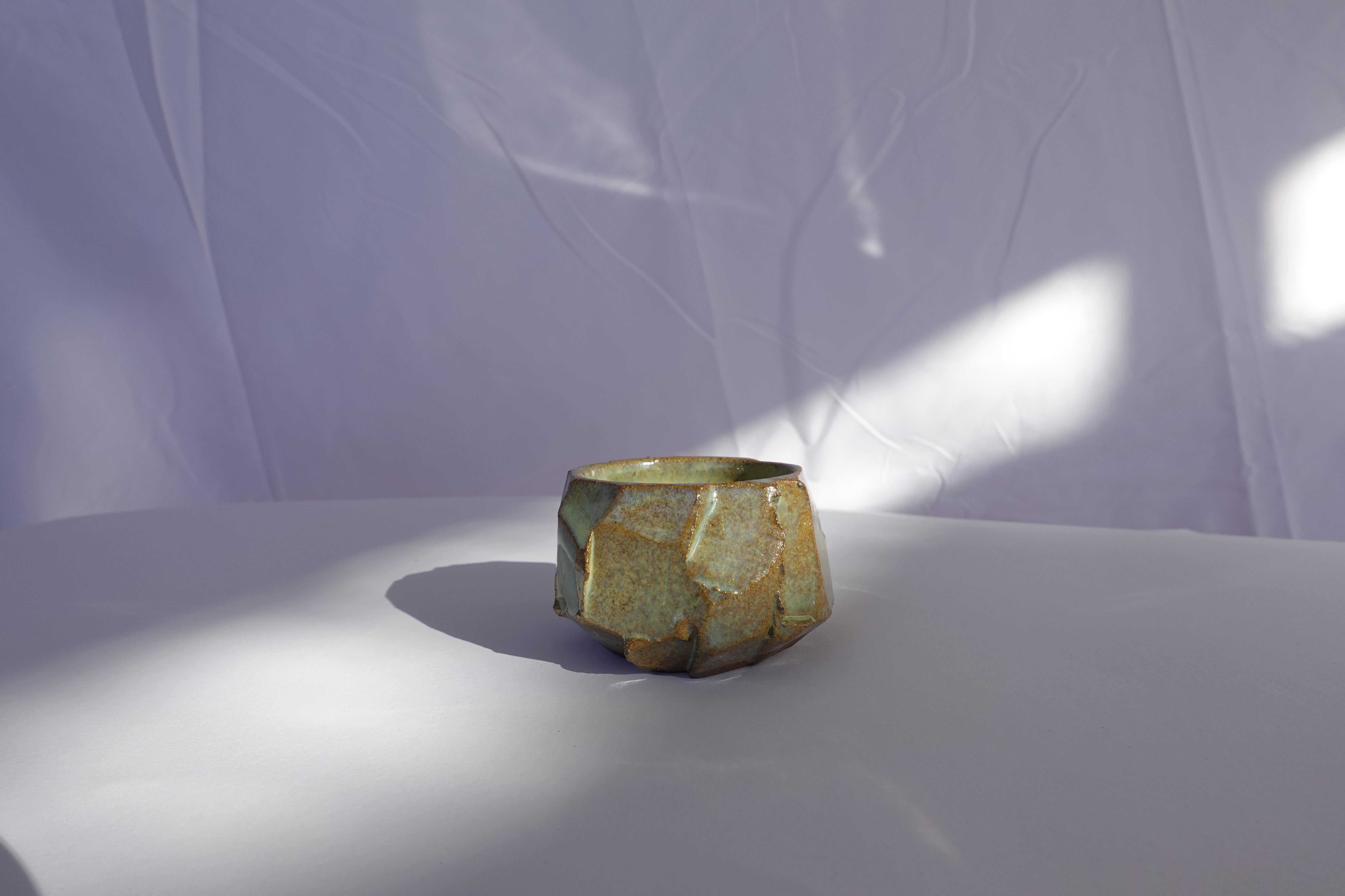 Organique Tasse à expresso sculptée Kurinuki - Vase en grès Wabi-Sabi en vente