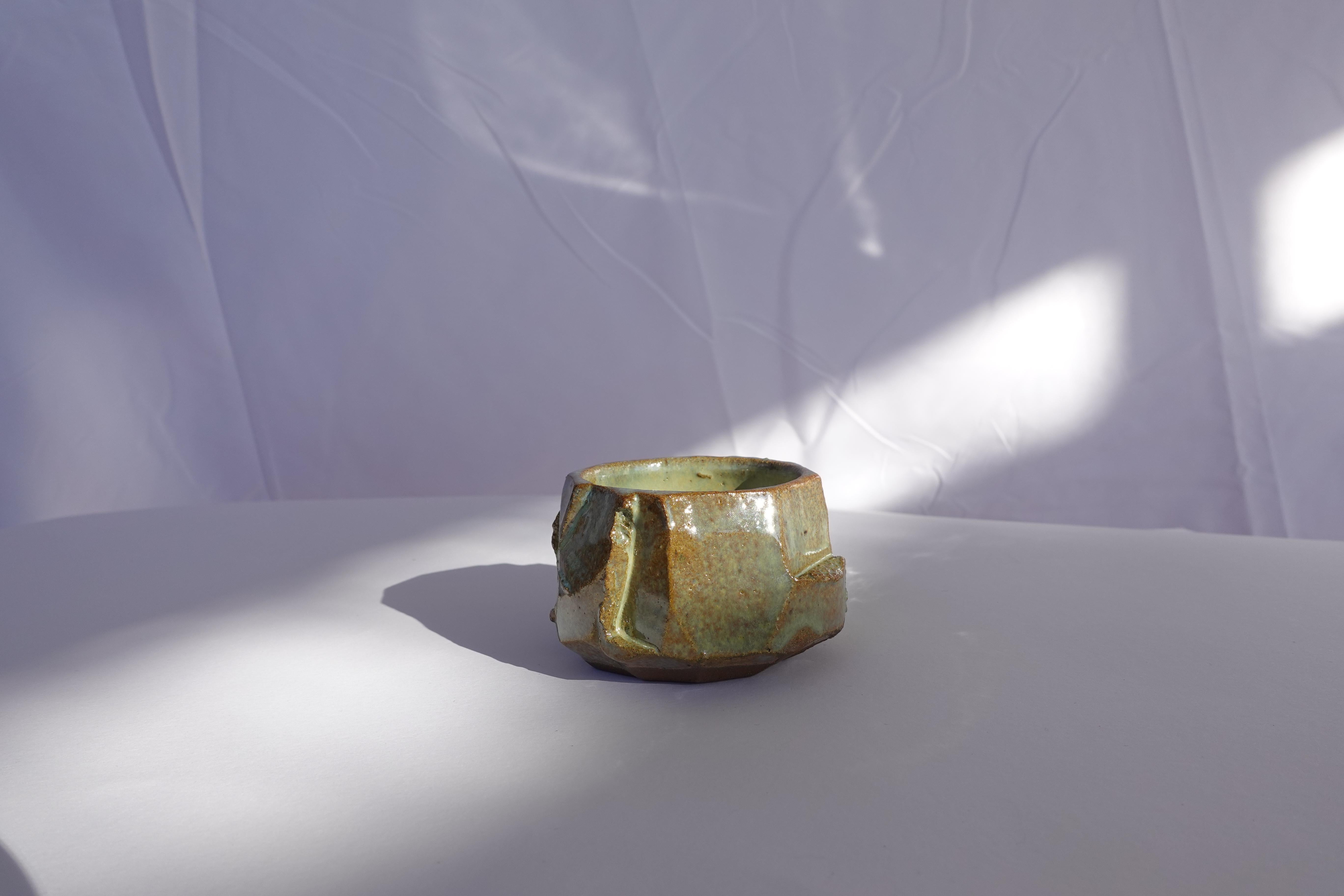 Français Tasse à expresso sculptée Kurinuki - Vase en grès Wabi-Sabi en vente