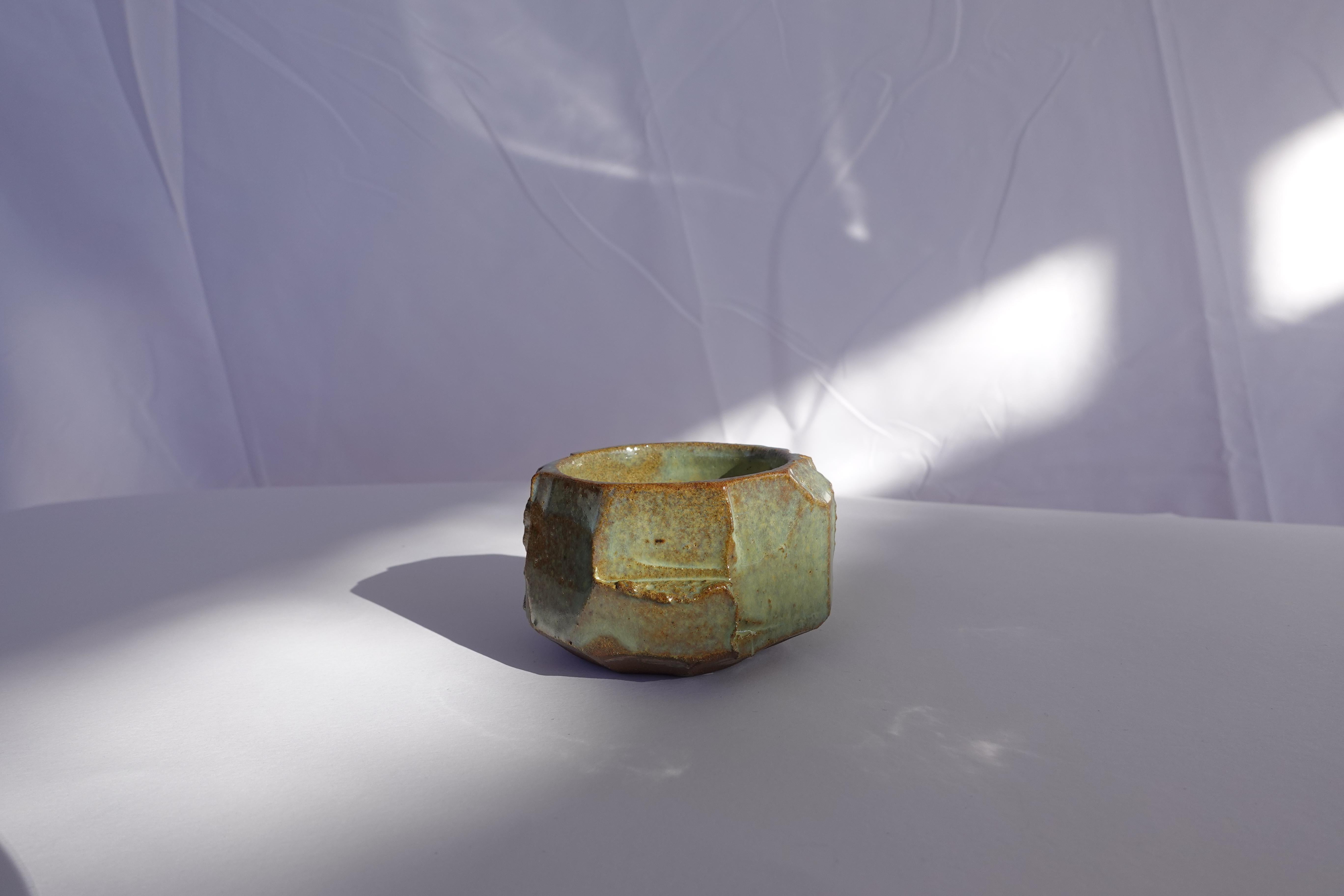 Sculpté à la main Tasse à expresso sculptée Kurinuki - Vase en grès Wabi-Sabi en vente