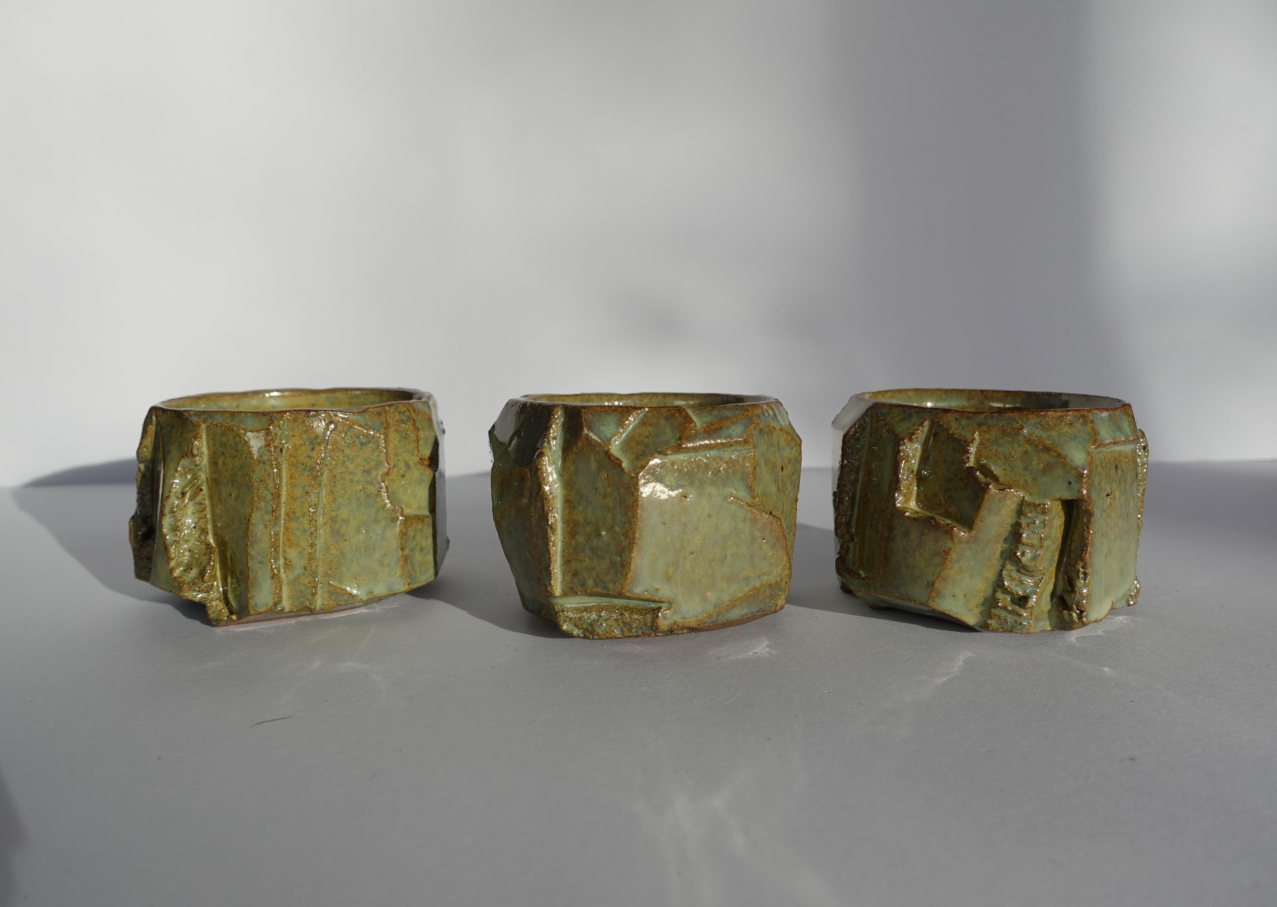 Tasse à expresso sculptée Kurinuki - Vase en grès Wabi-Sabi en vente 7