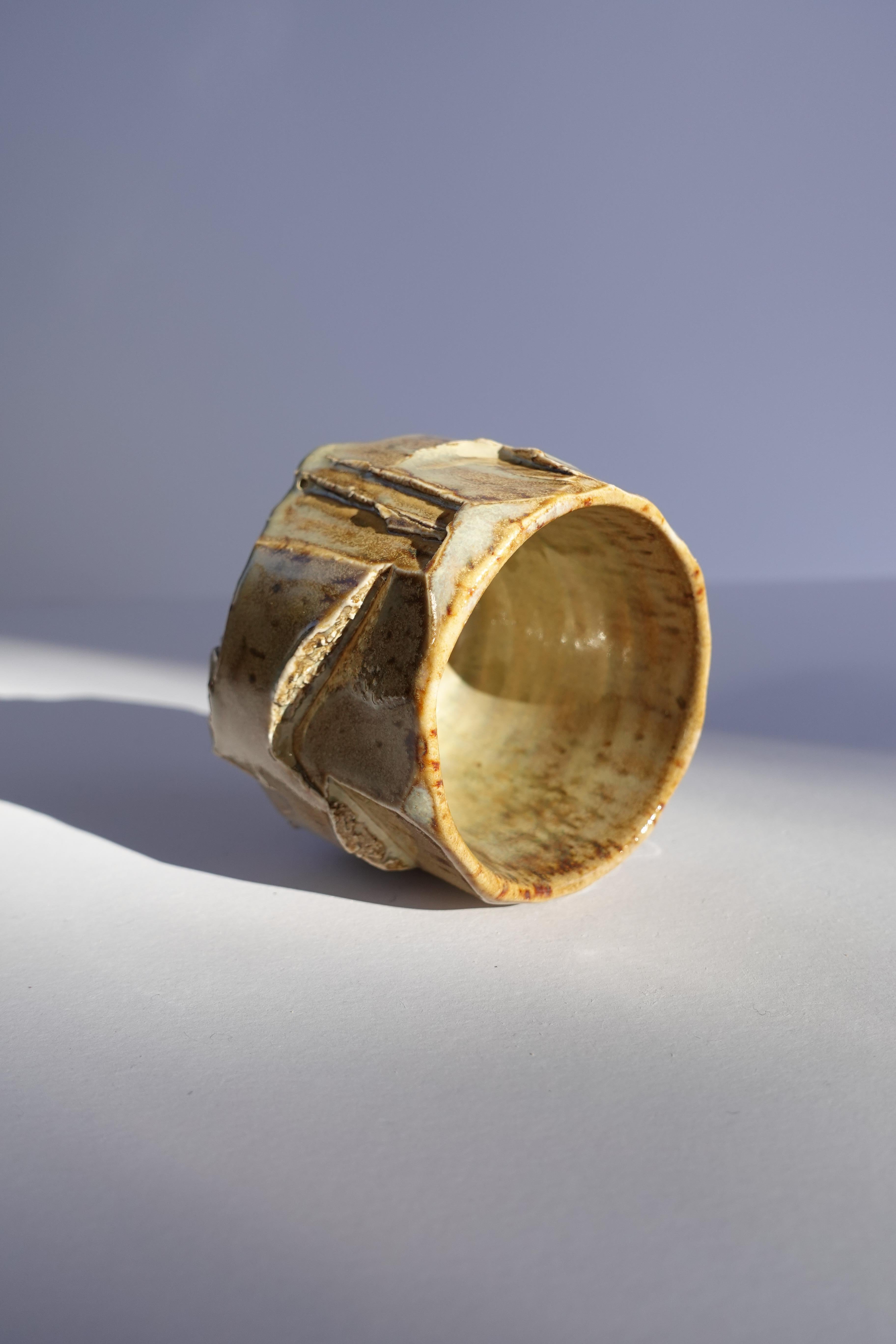 Tasse à expresso en grès sculpté par Audrey Vo Van

Cette tasse à espresso unique en son genre est tournée au tour en grès, puis méticuleusement sculptée à la main selon une technique inspirée du kurinuki. Chaque facette est façonnée pour révéler