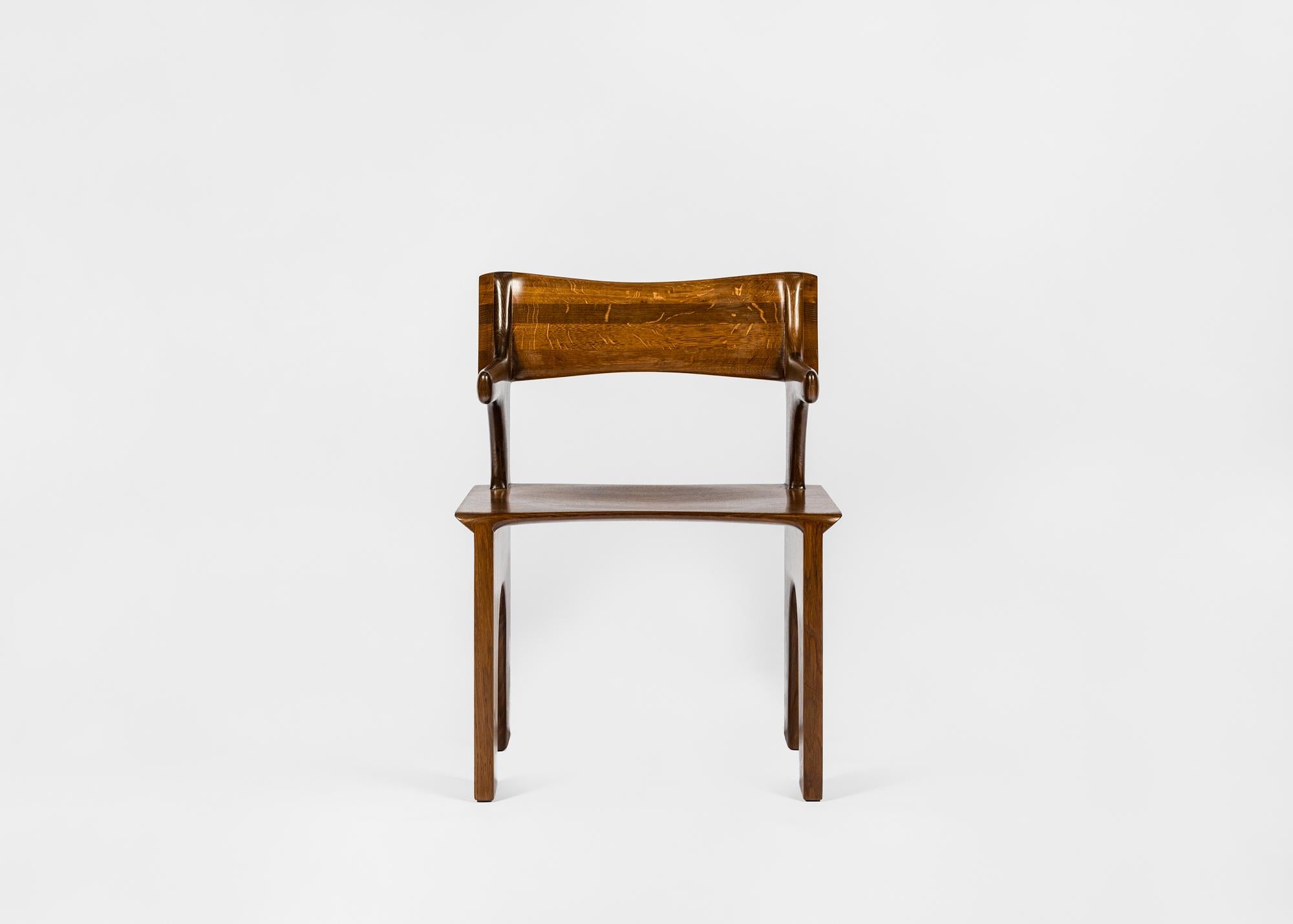 La Collection Kuro, qui marque les débuts de Lukas Cobers dans le design de meubles, est un lien entre les formes rurales sculptées à main levée et les lignes graphiques, en réponse à sa recherche de pureté dans les formes et la matérialité.

Le