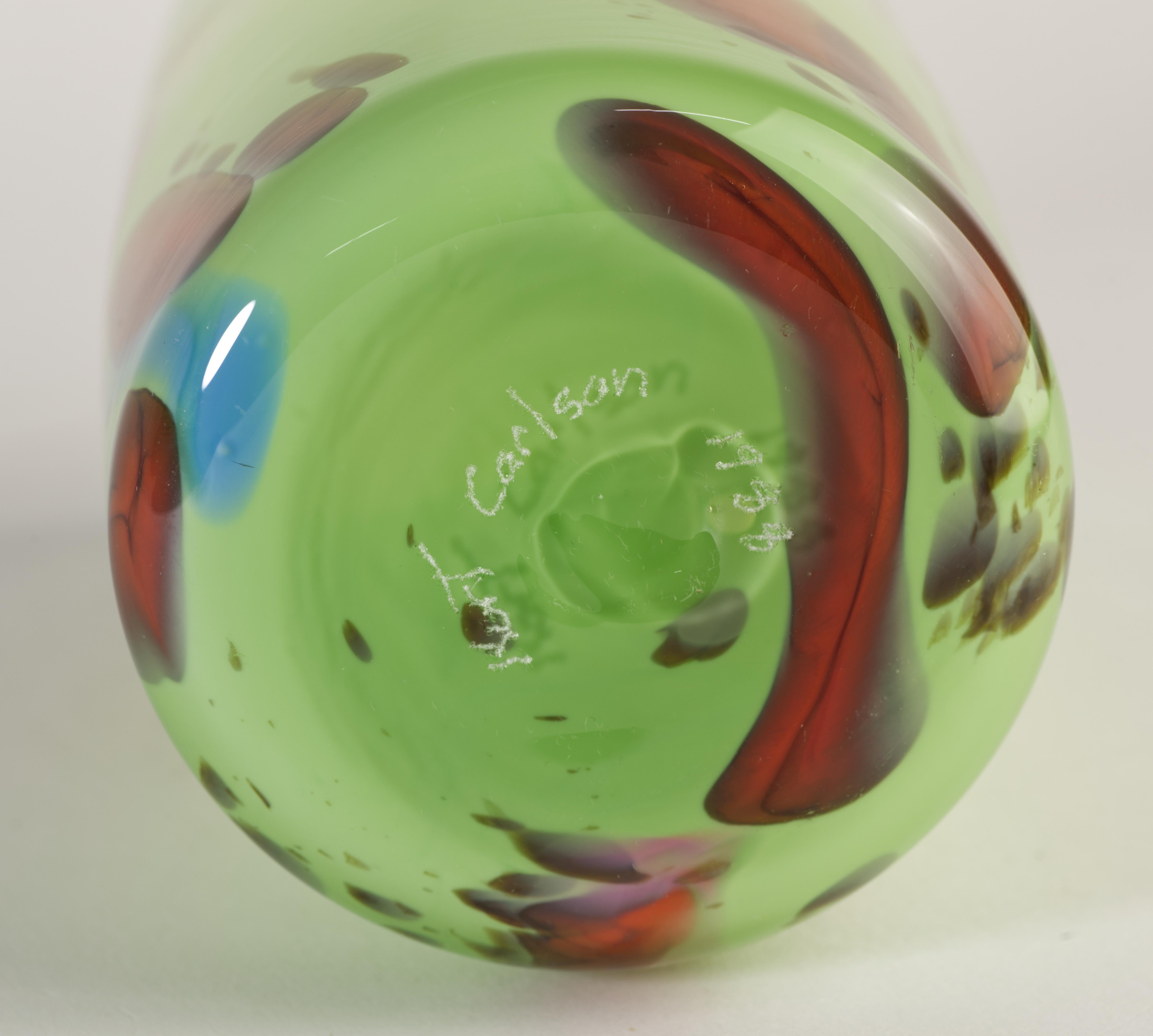  Die skulpturale Vase Organic Modern hat eine minimale zylindrische Form mit einem frei fließenden, abstrakten geometrischen Muster aus geschmolzenem Glas, das im Mittelpunkt des Designs steht. Hellgrünes Glas mit ziegelroten und hellblauen