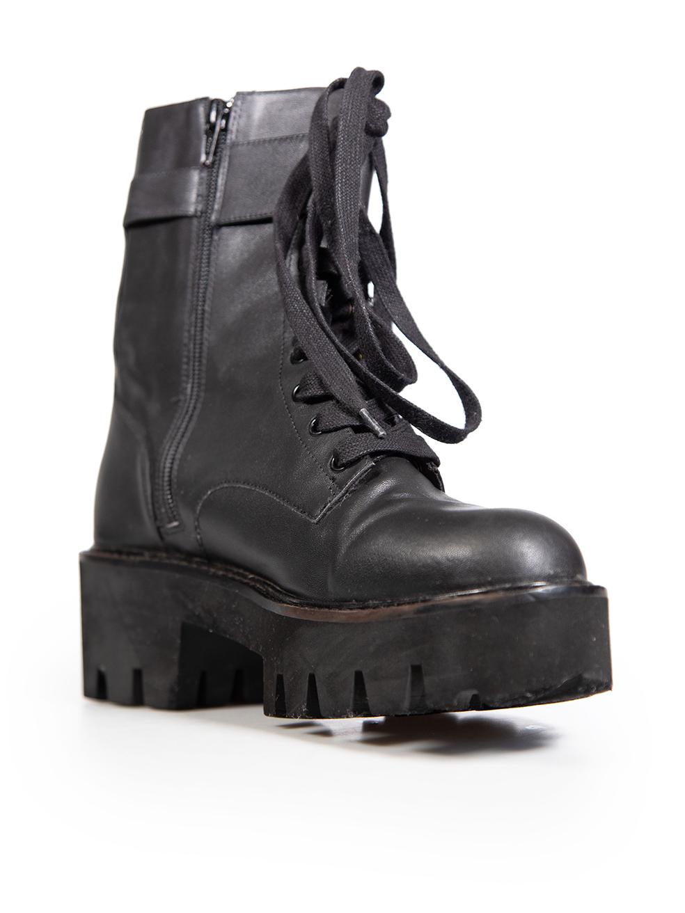 L'ÉTAT est très bon. L'usure minimale des bottes est évidente, le talon et la décoloration sur le bord de la semelle. Le cuir est généralement froissé au niveau de la cheville et sur le devant. La botte droite a une petite marque sur le côté de cet
