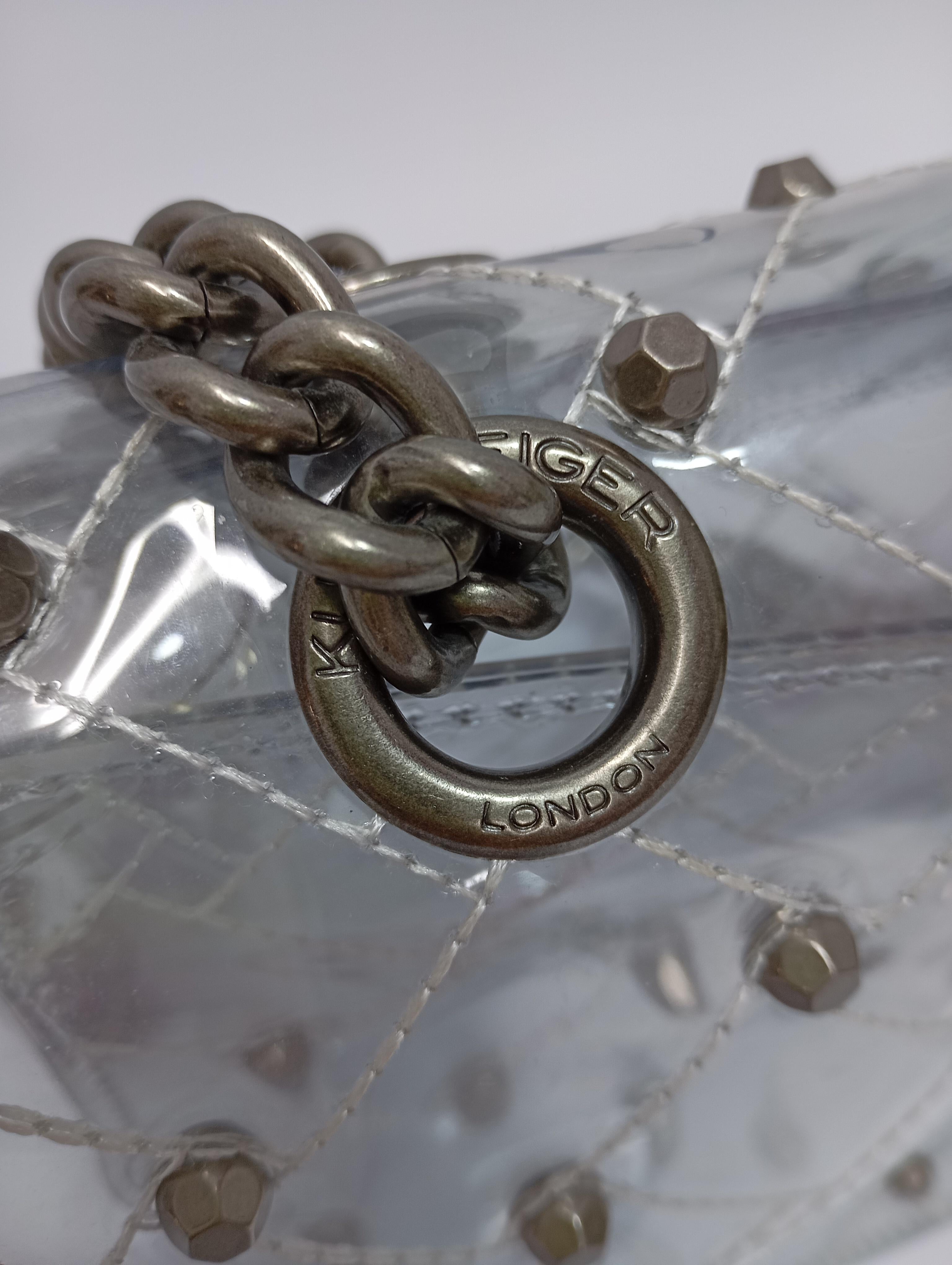 Audacieux, audacieux et totalement transparent, ce sac à bandoulière en PVC transparent de Kurt Geiger apporte une touche futuriste à toutes vos tenues. Conçu avec des surpiqûres, des clous métalliques et un emblème en forme de tête d'aigle, ce sac