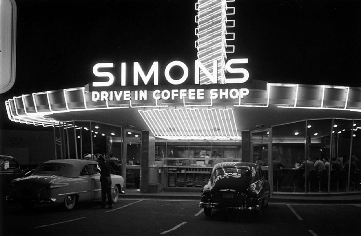 "Drive-In Coffee Shop" von Kurt Hutton

April 1951: Autos parken vor dem Simons Drive-In Coffee Shop im Stadtteil Hollywood von Los Angeles, Kalifornien. Ursprüngliche Veröffentlichung: Picture Post - 5298 - Wir gehen nach Hollywood - pub.