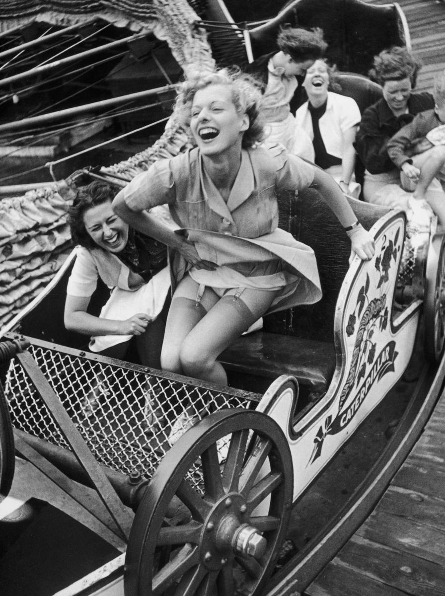 Fair Fun (1938) - Épreuve sur fibre à la gélatine argentique

(Photo par Kurt Hutton/Getty Images)

Deux jeunes femmes s'amusent sur le manège "Caterpillar" à la foire de Southend, Essex, octobre 1938, dans un plan d'action.
 Publication originale :