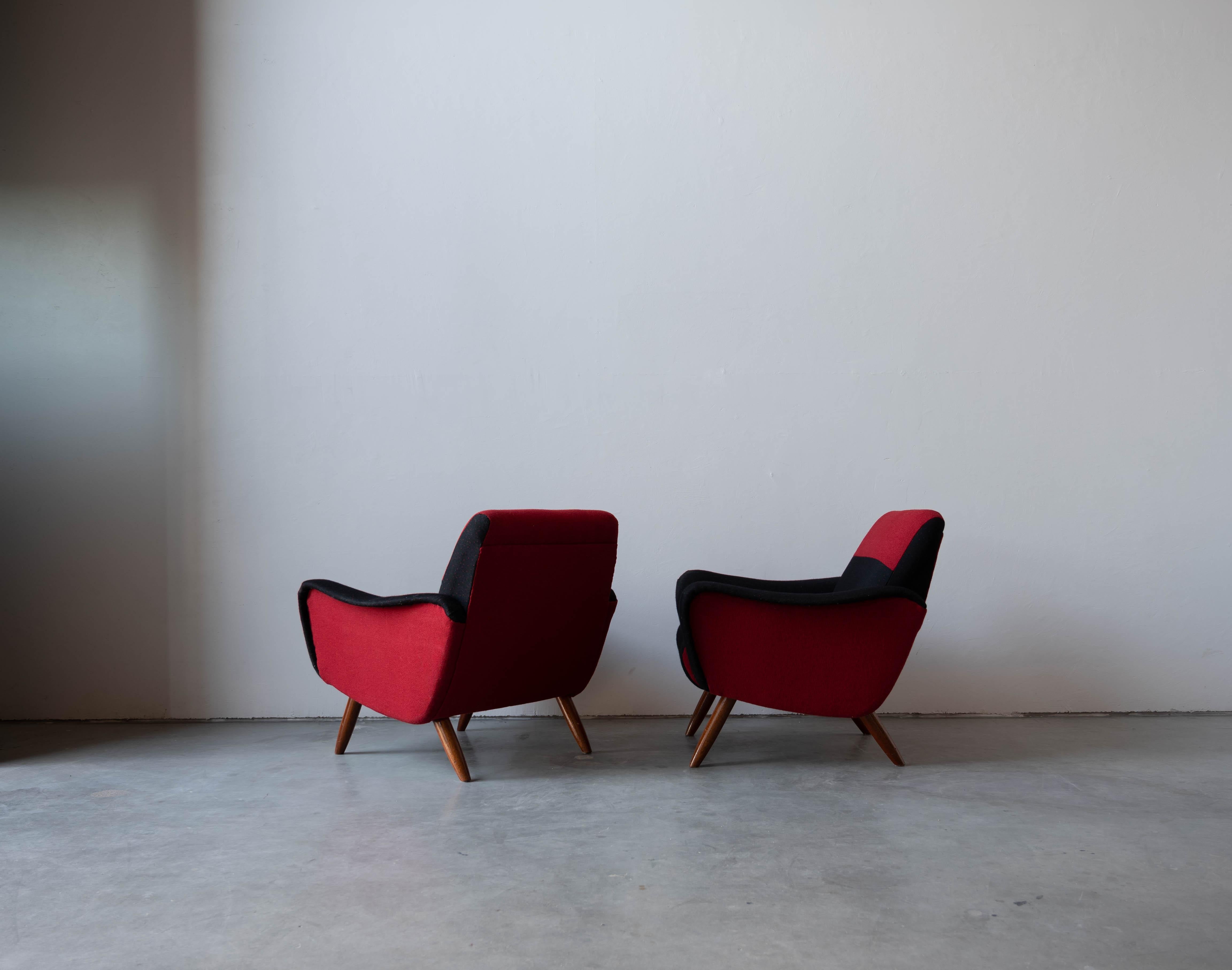 Mid-Century Modern Kurt Hvitsjö, Freeform Lounge Chairs, Fabric, Stained Wood, Isku, Finland, 1950s For Sale